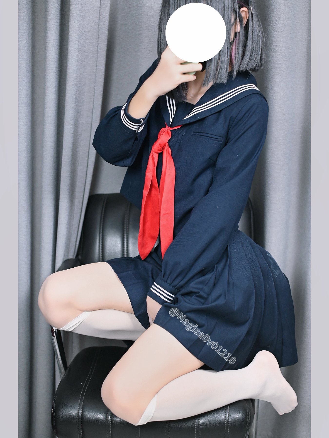 穿着蓝色裙子的女人坐在椅子上。