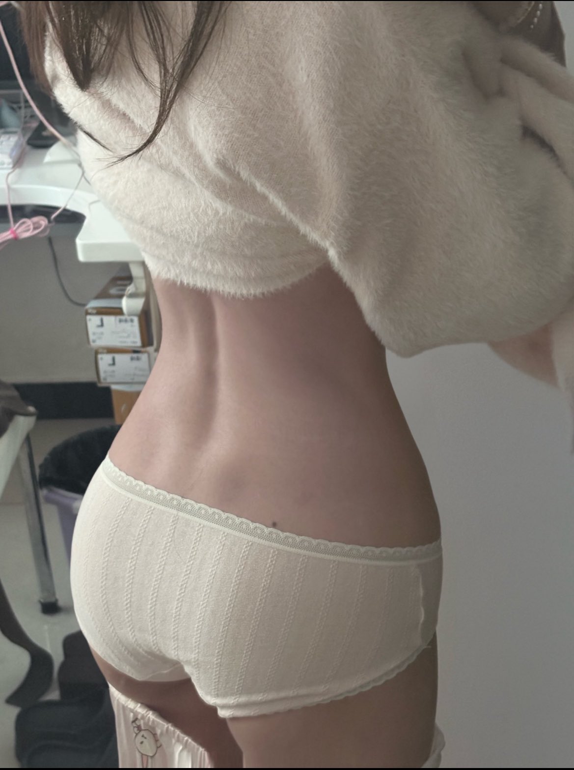 穿着白色衬衫和白色裤子的女人。