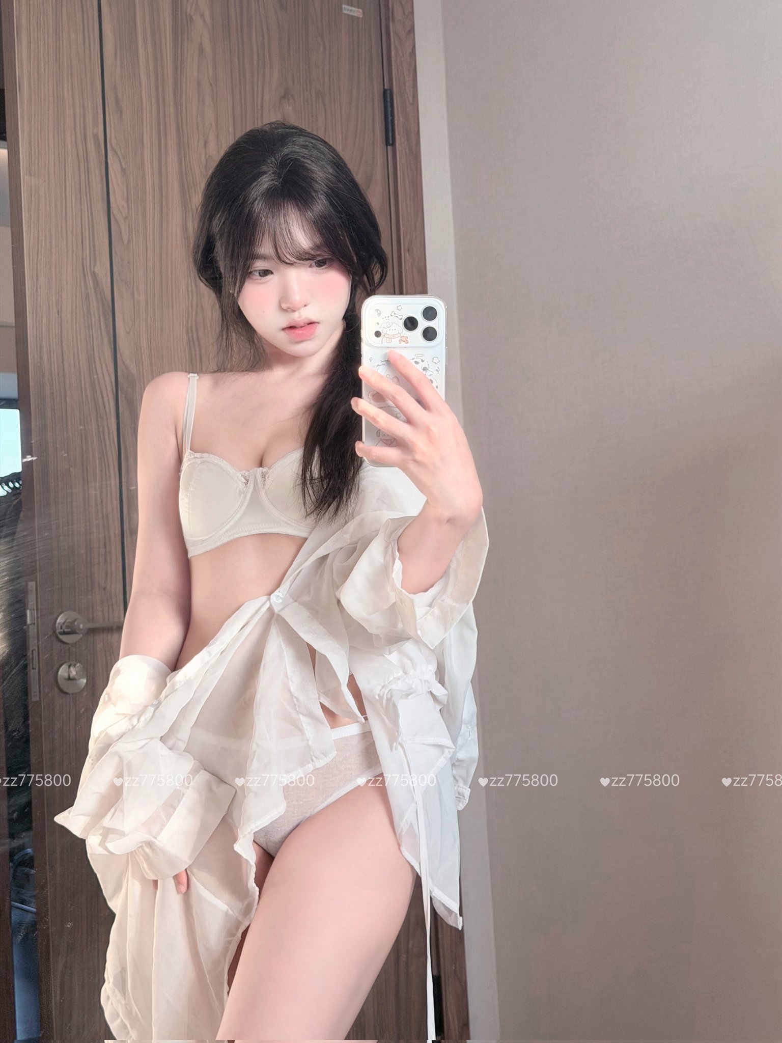 穿着白色衣服的女人用手机拍了一张自拍。