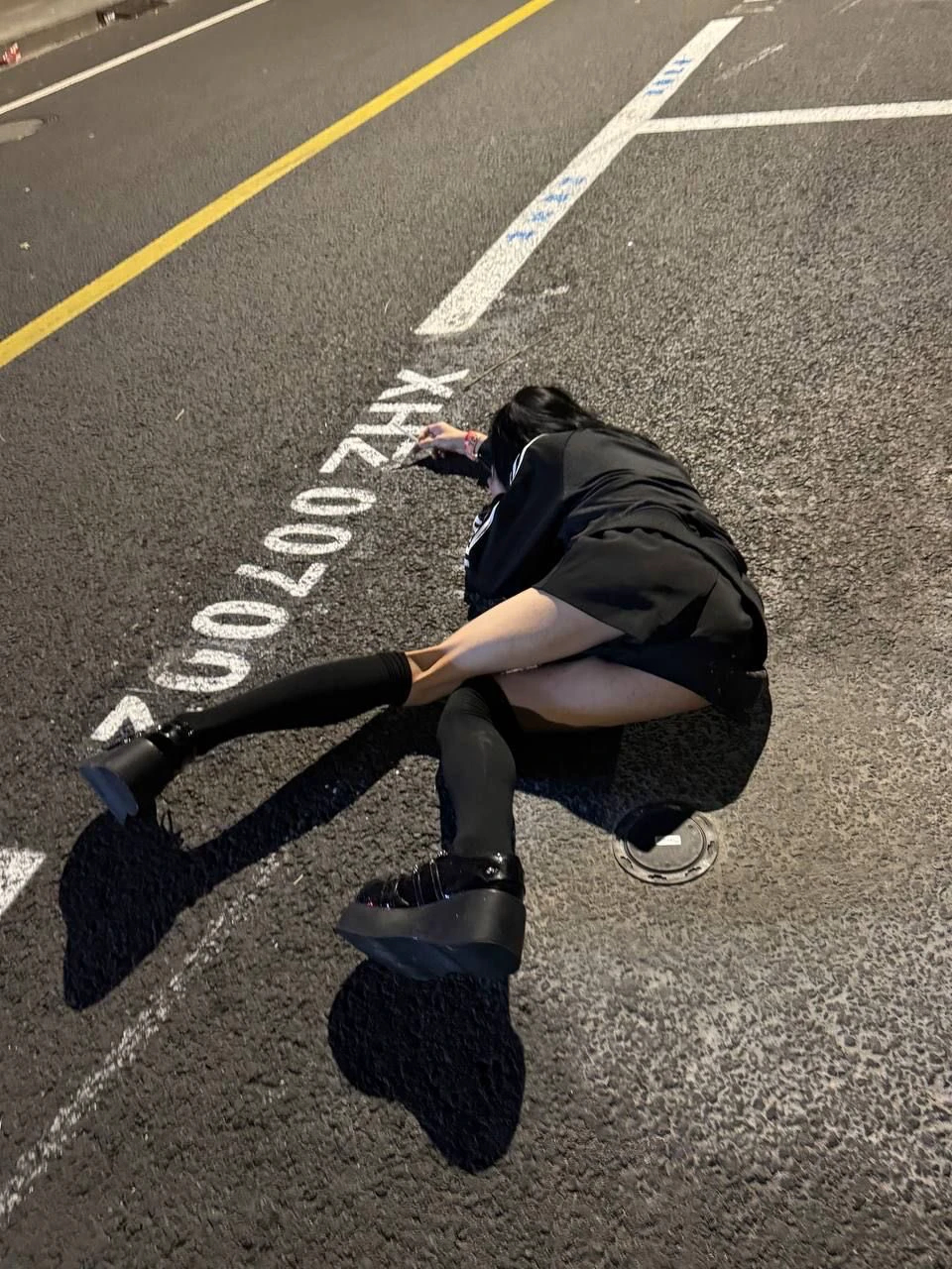 地上写着限速100她直接趴下了