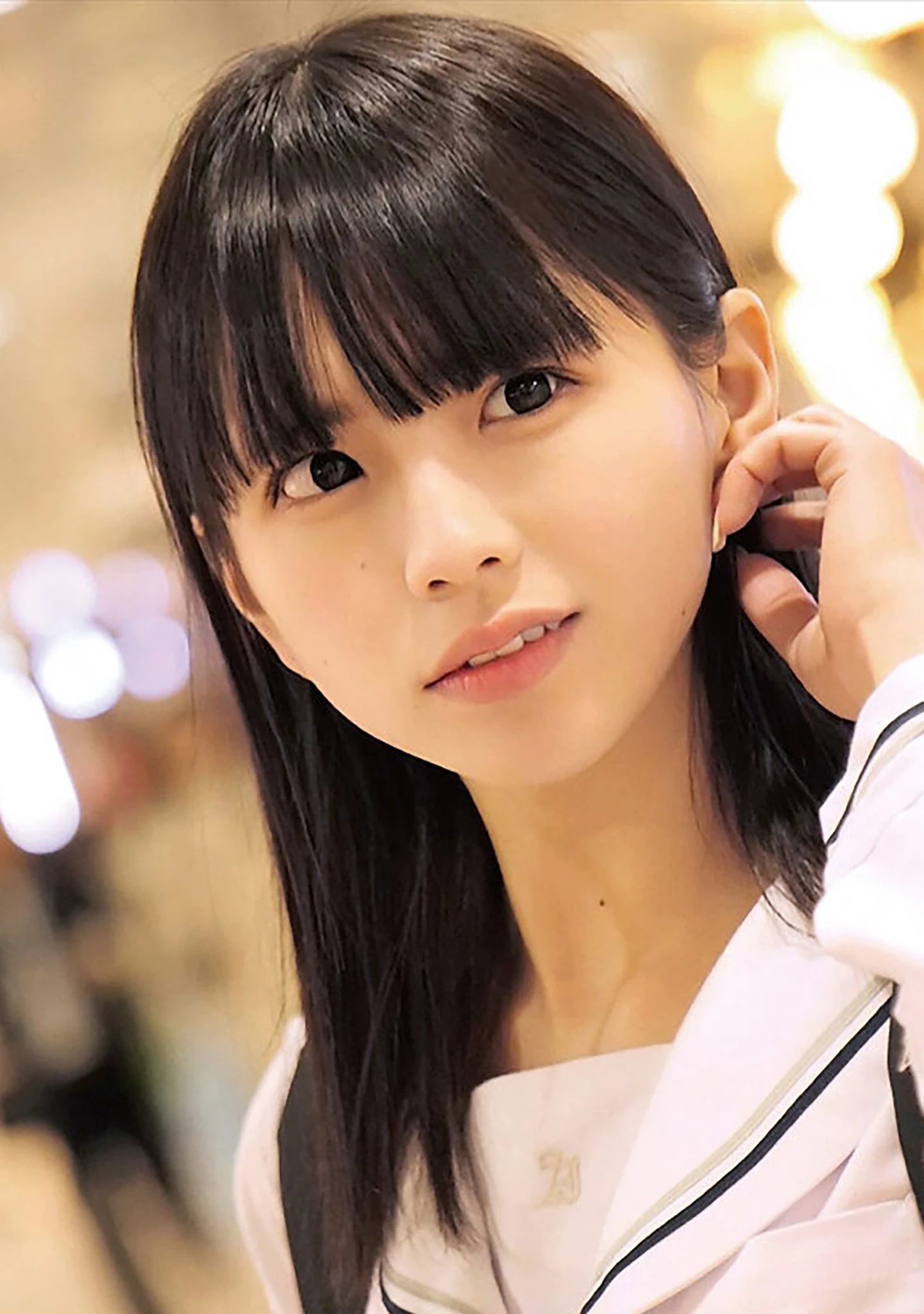 黑头发和白衬衫的女孩。