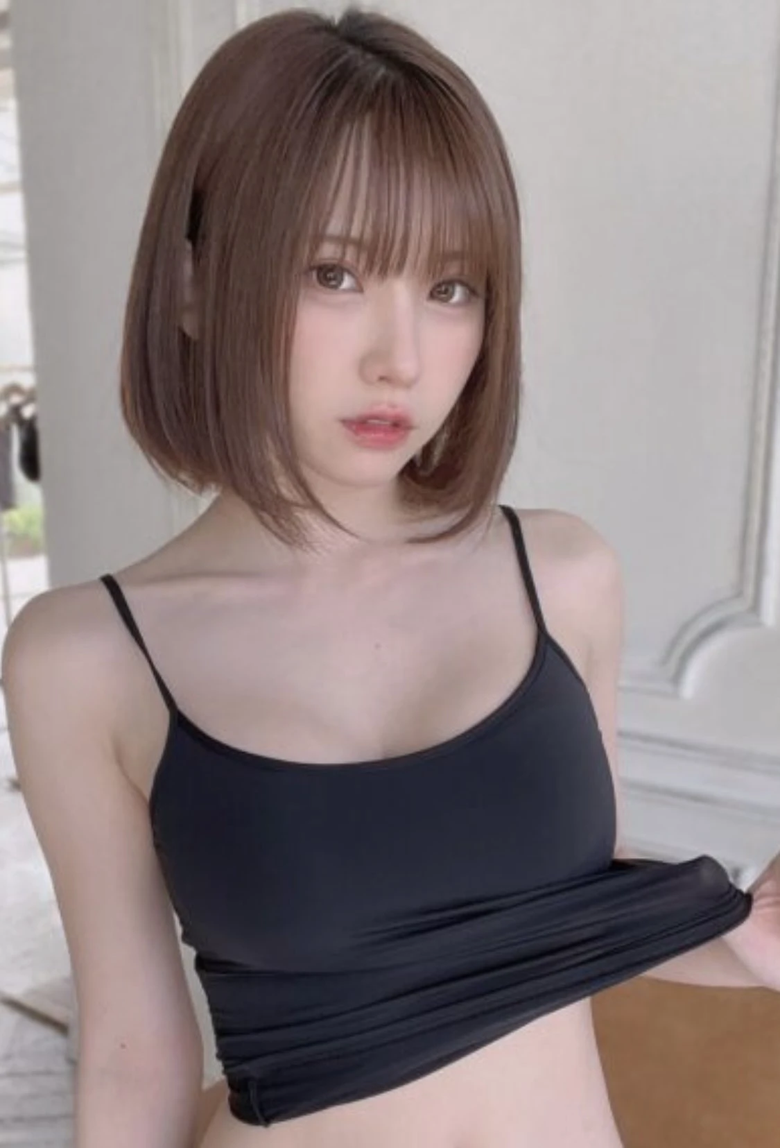 穿着黑色衬衫的女人。