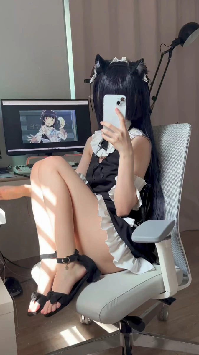 女人在电脑屏幕前拍自拍。