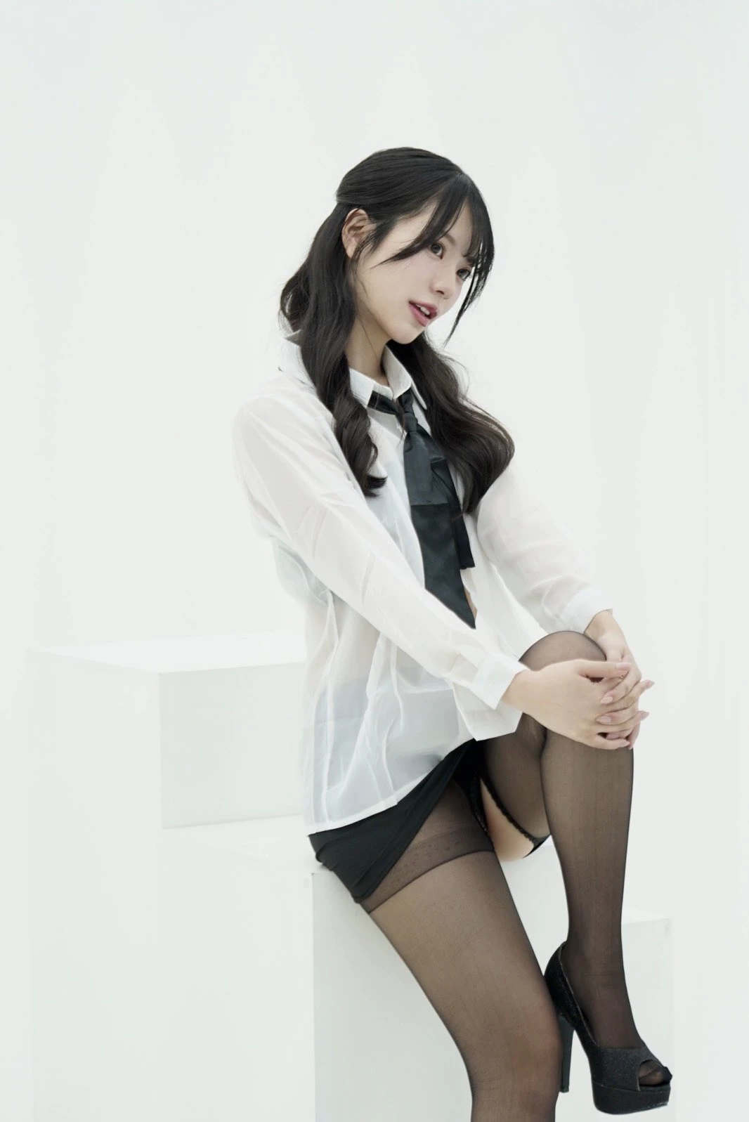 白衬衫黑丝袜，性感与清纯的完美碰撞