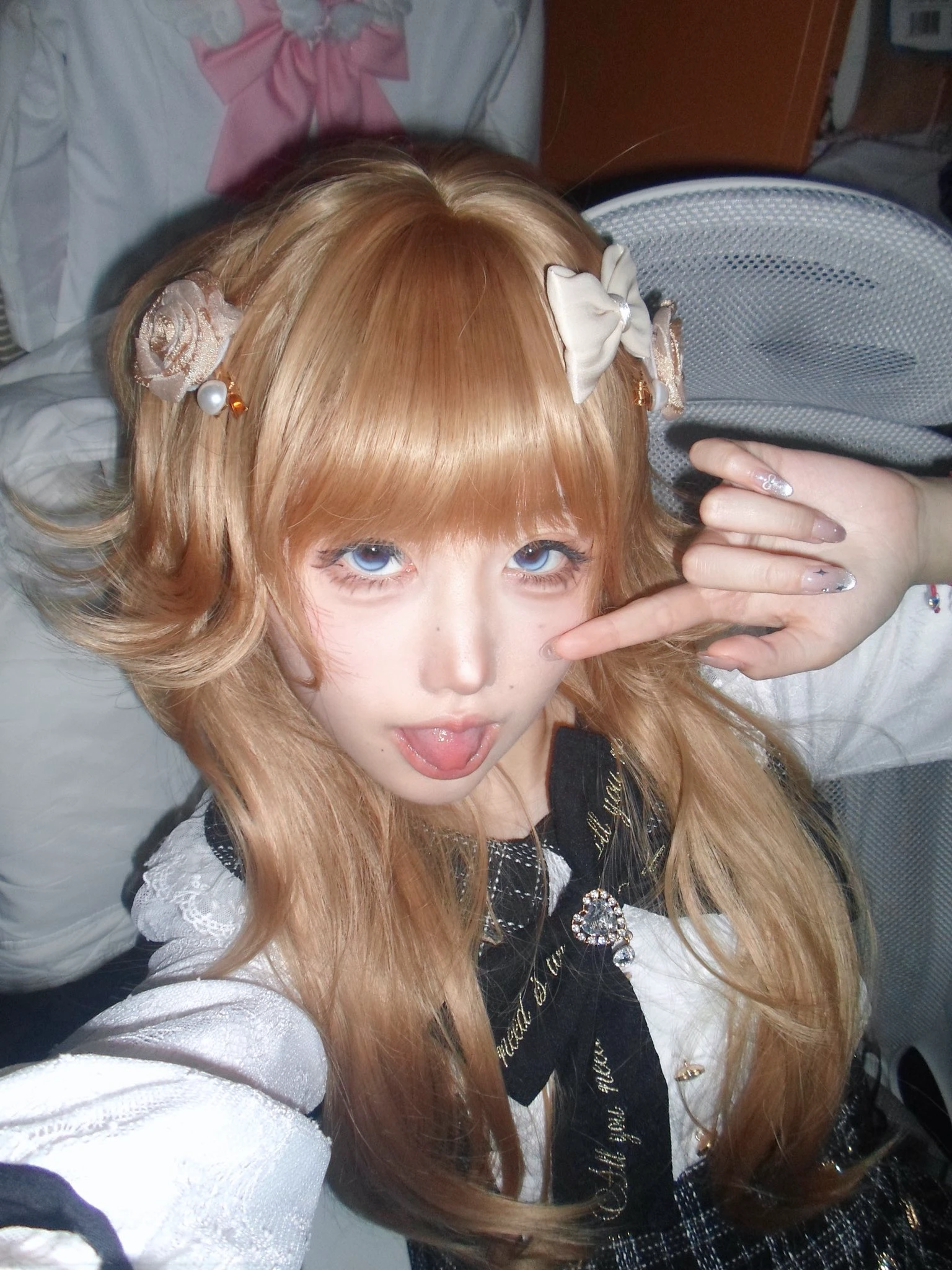 卖萌少女自拍瞬间