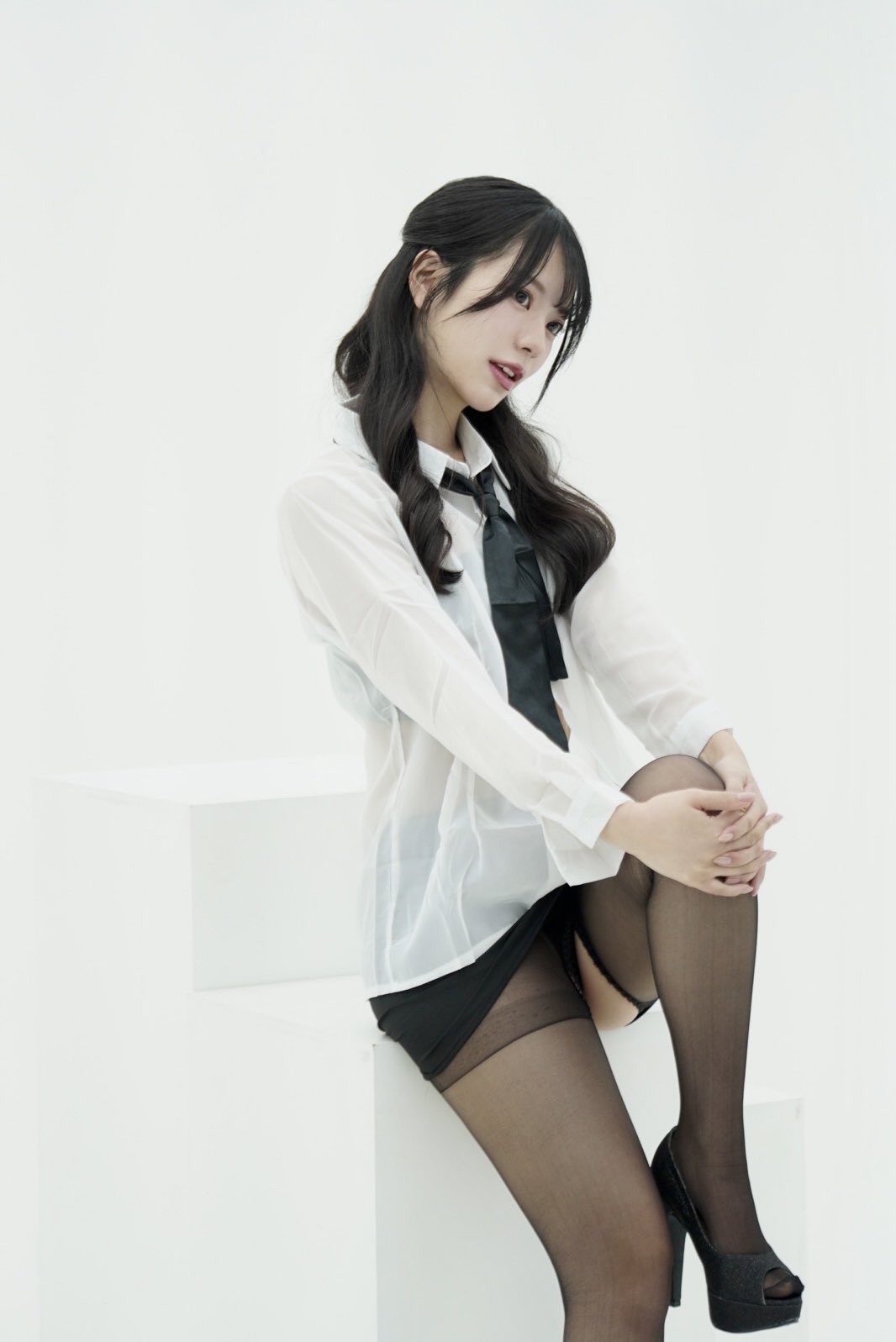 白衬衫黑丝袜，性感与清纯的完美碰撞