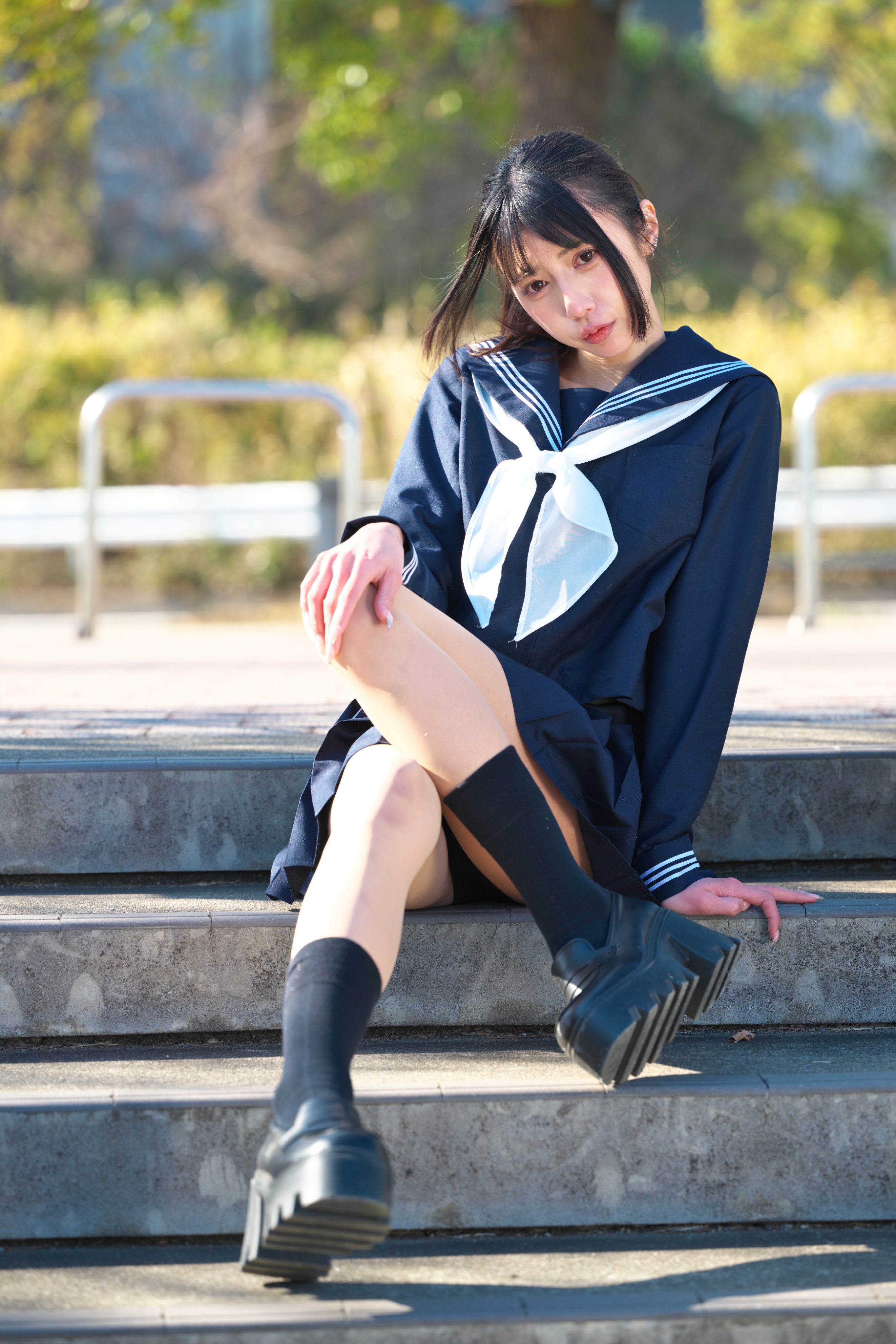 花丛中卖萌的小学生