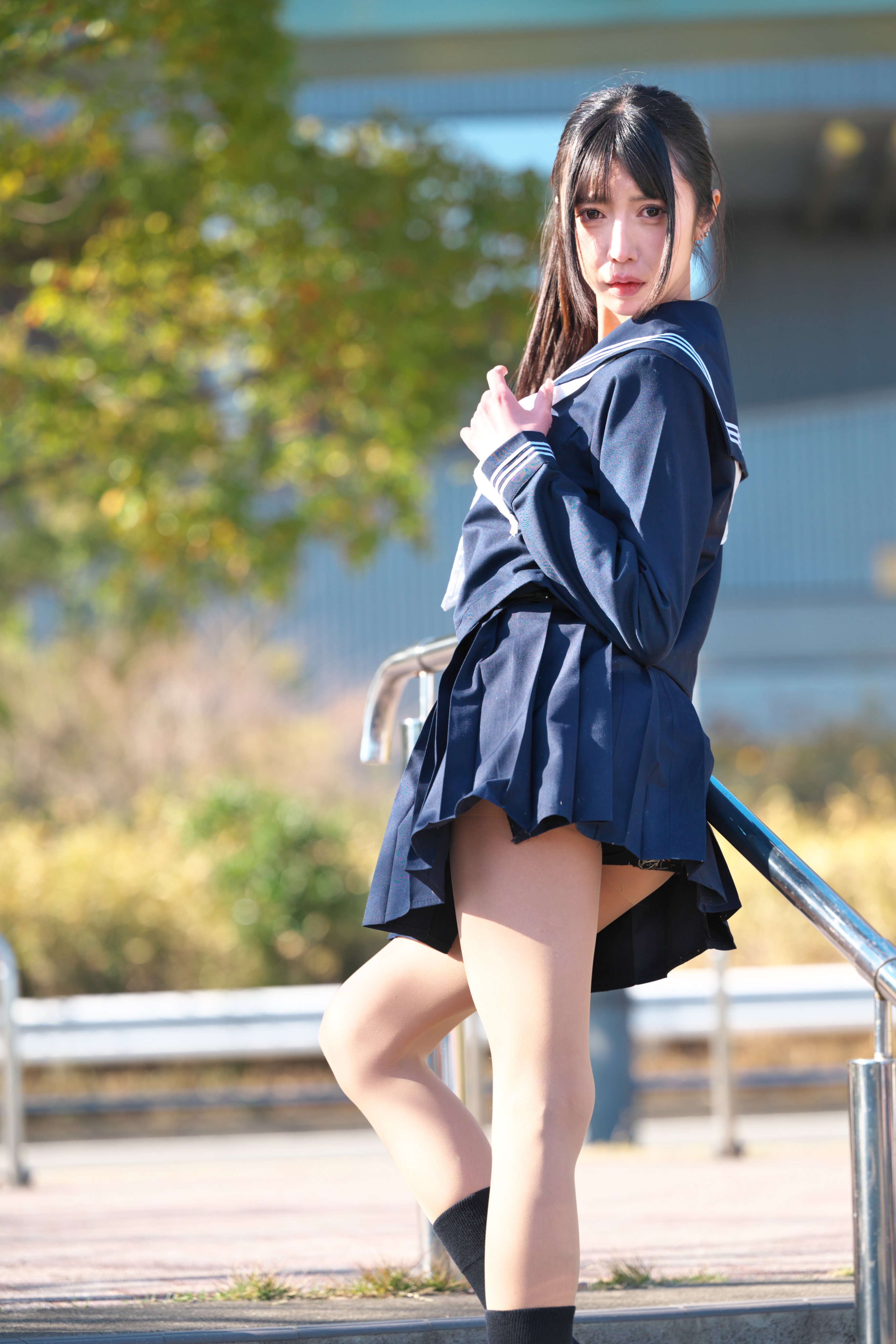 花丛中卖萌的小学生