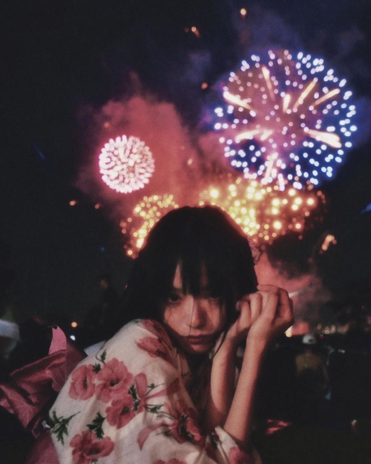 烟花下的姑娘，笑容比烟花还短暂