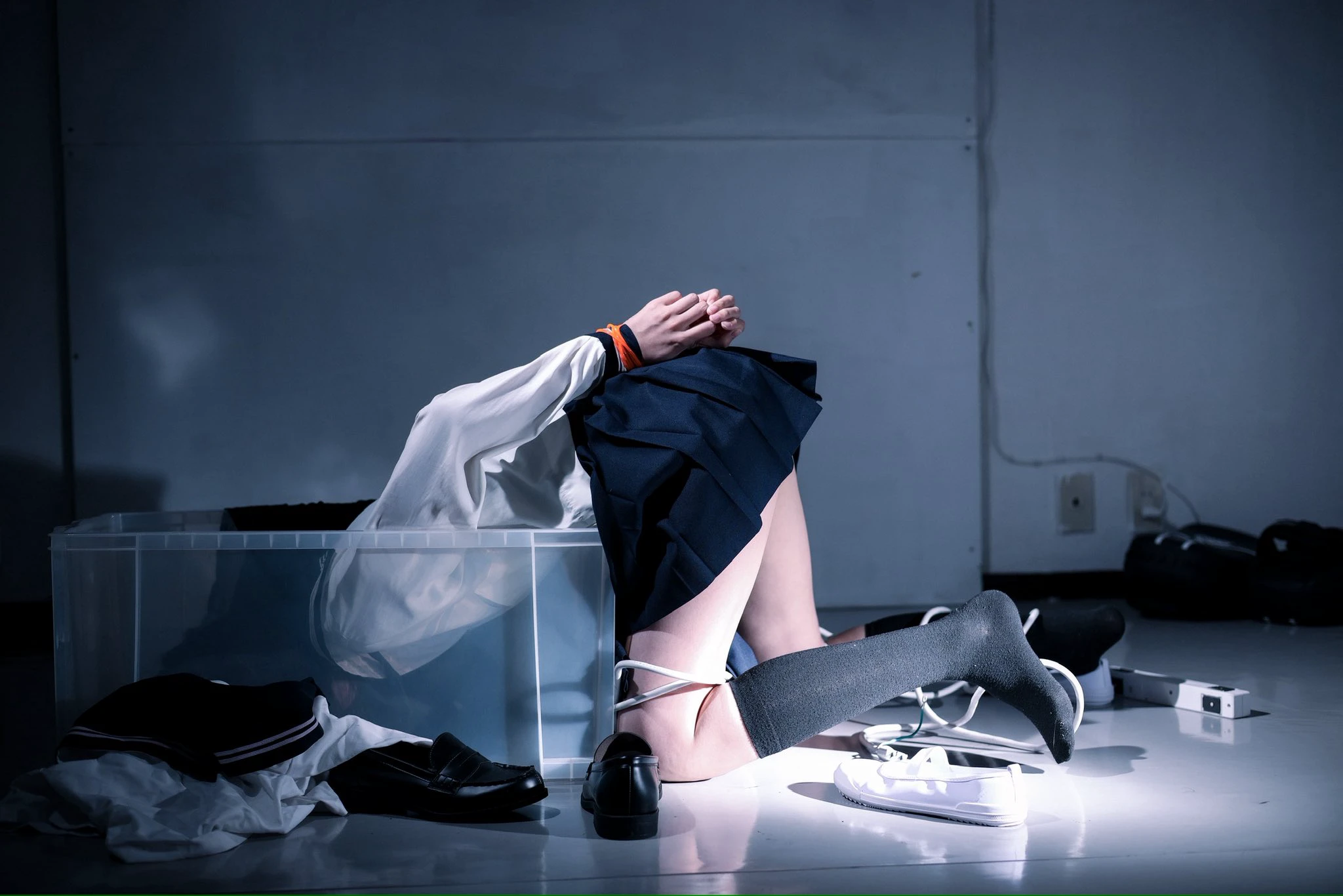 鞋子乱飞，衣服也飞了