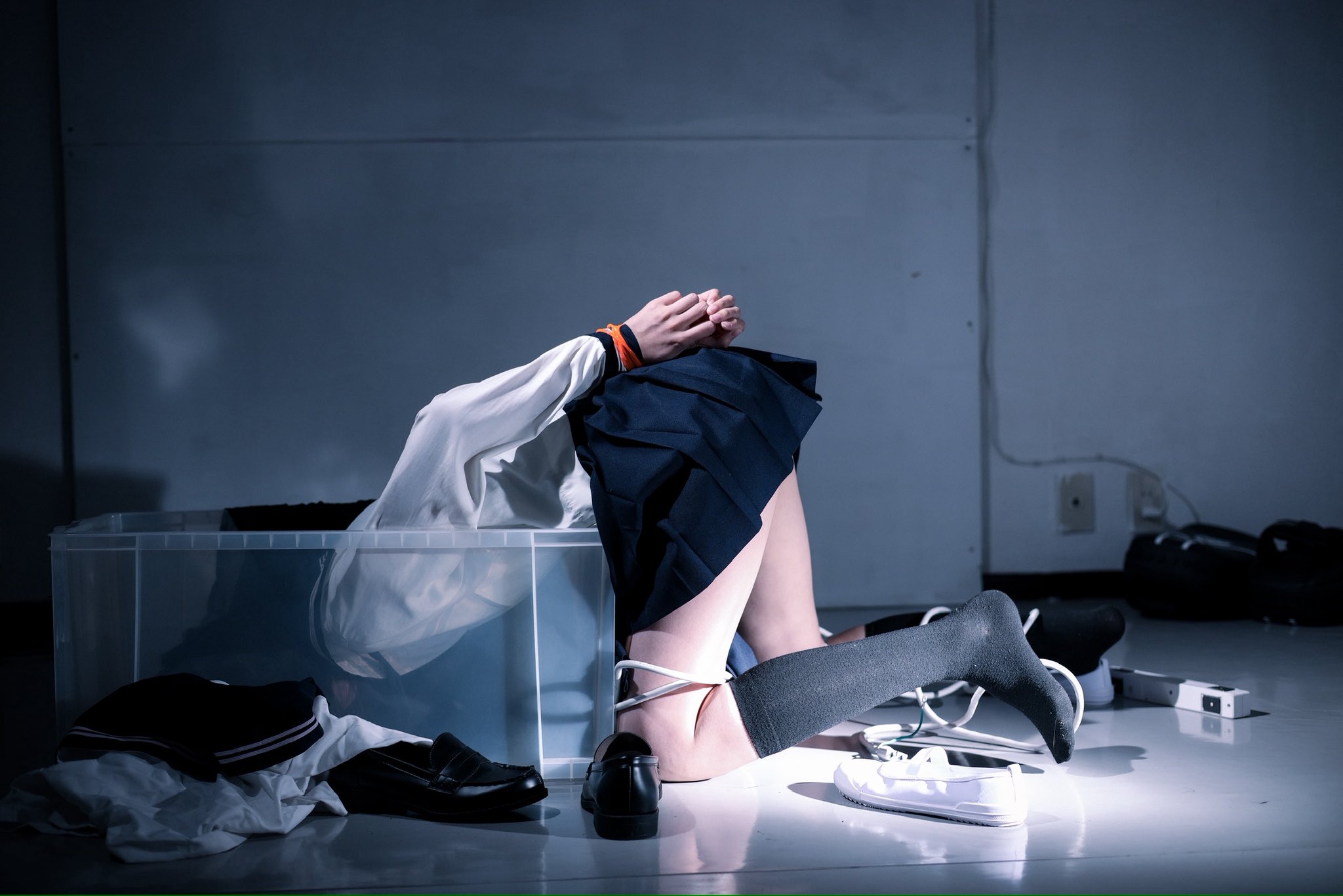 鞋子乱飞，衣服也飞了