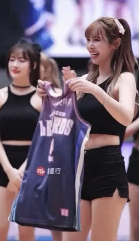 篮球宝贝笑容灿烂展示球衣