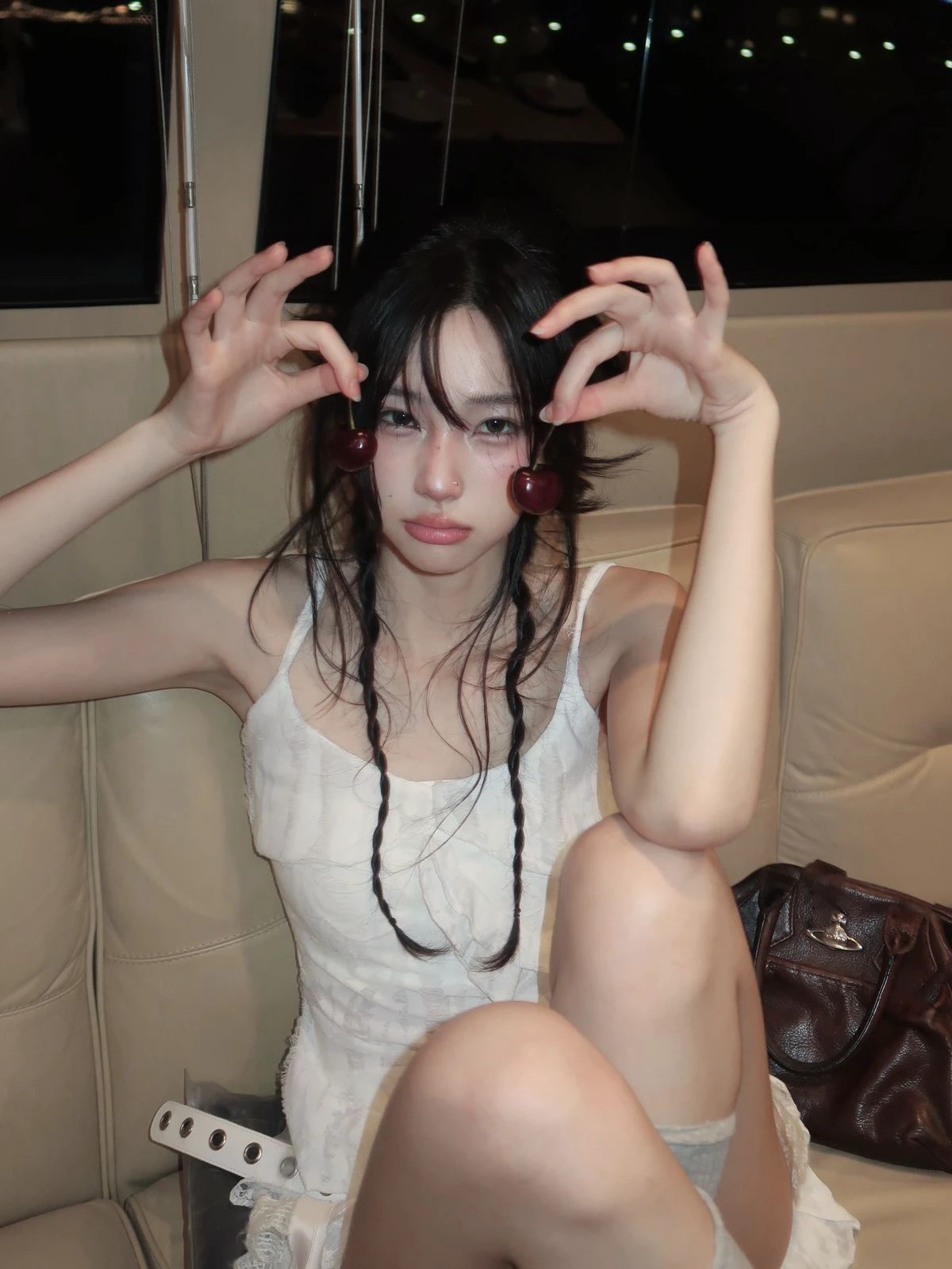 耳朵夹樱桃，装嫩卖萌