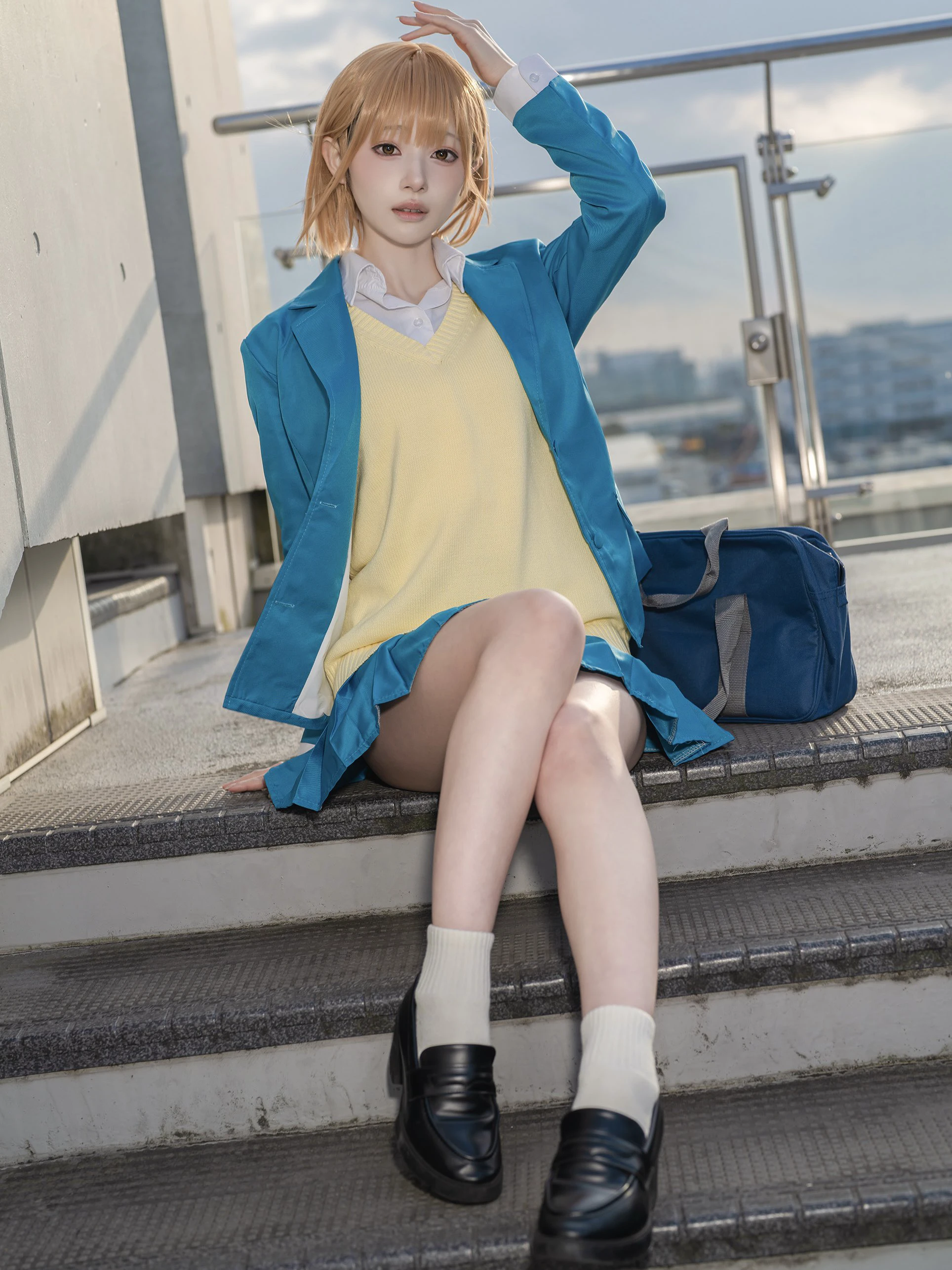 蓝色西装配短裙，时尚又俏皮