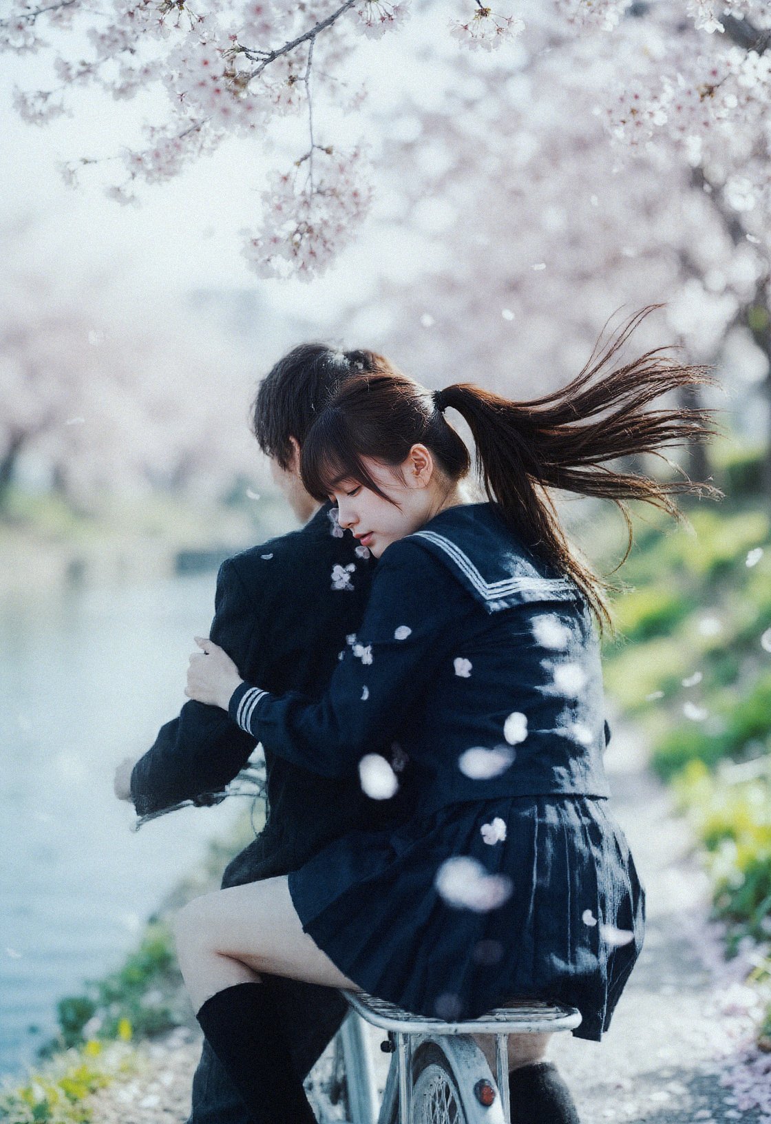 樱花树下，情侣甜蜜骑行