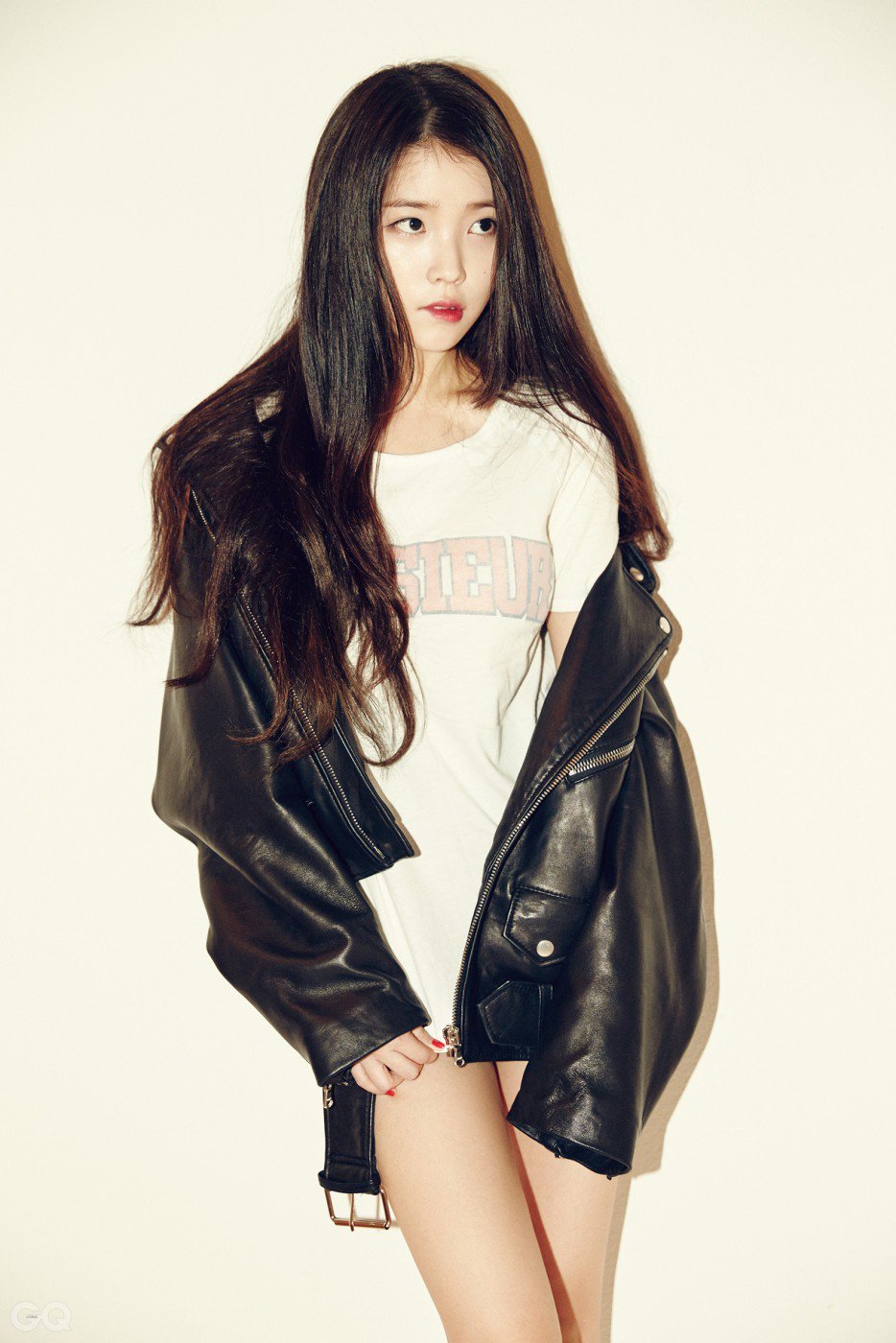 长发美女捂脸卖萌