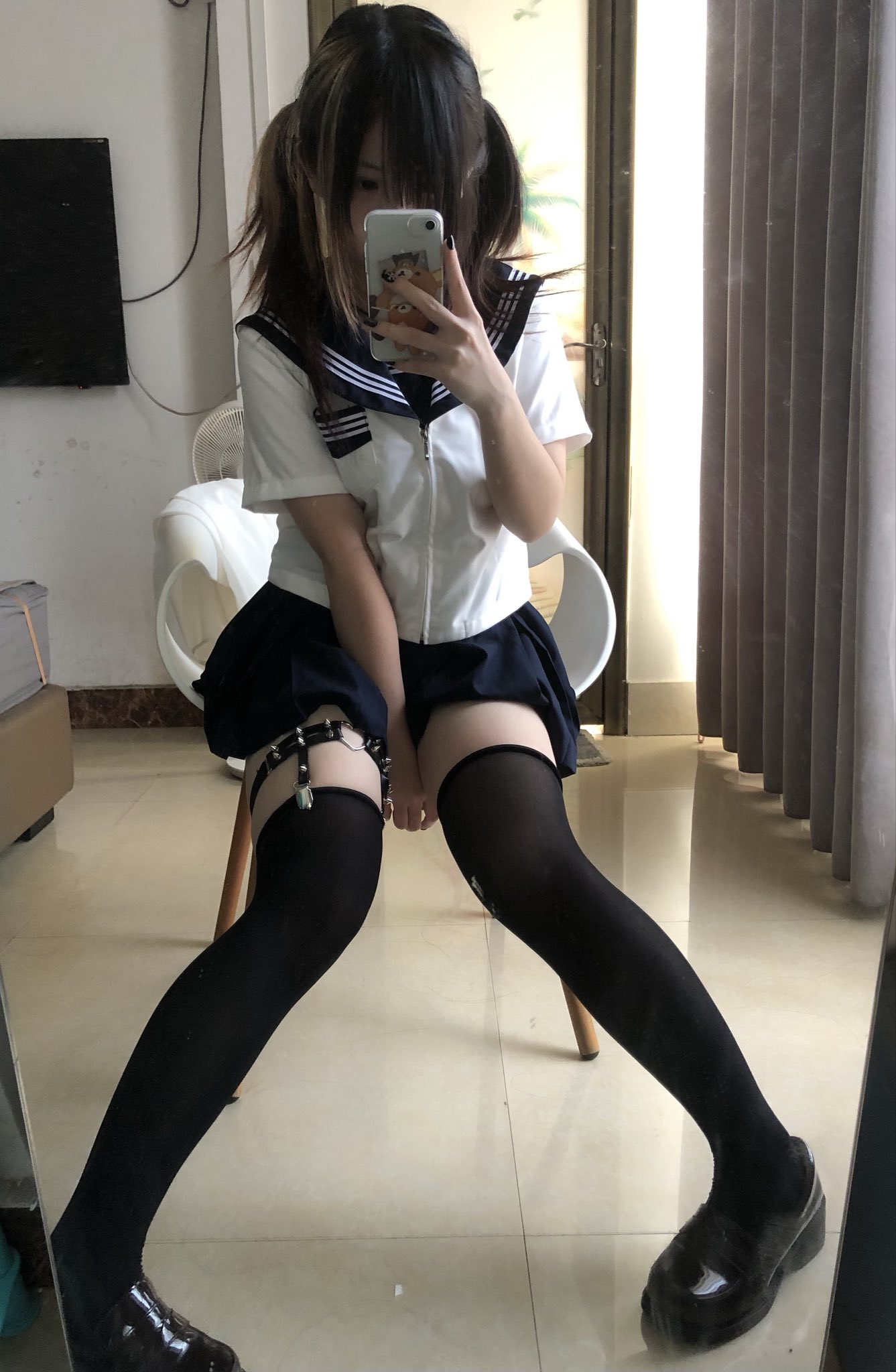 裙子短到没朋友，袜子长到有故事