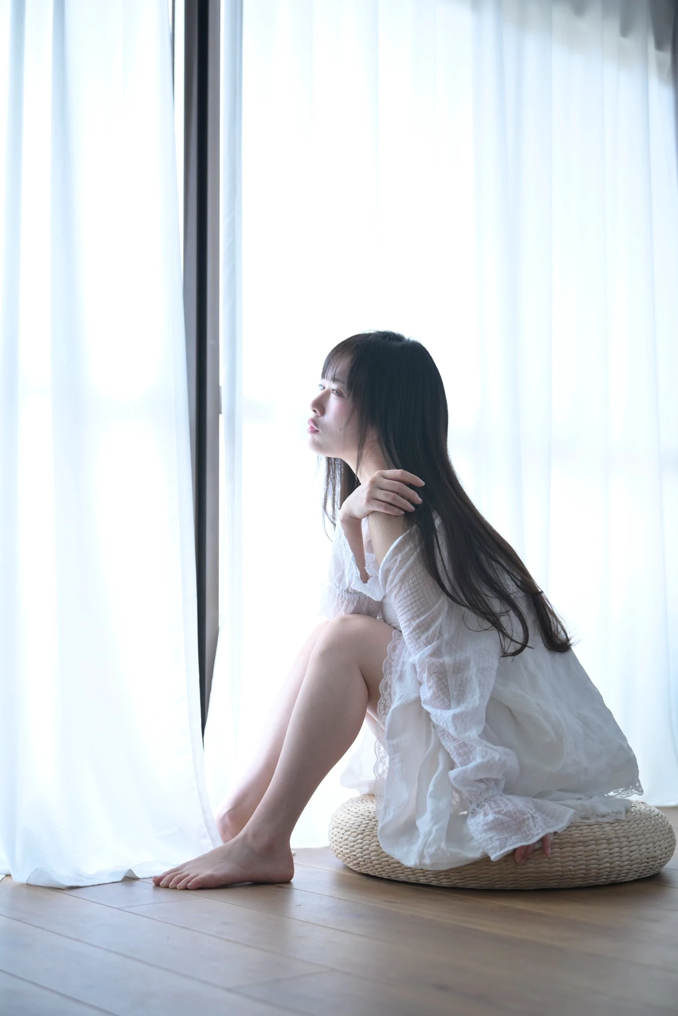 白裙子配长腿，女神范儿