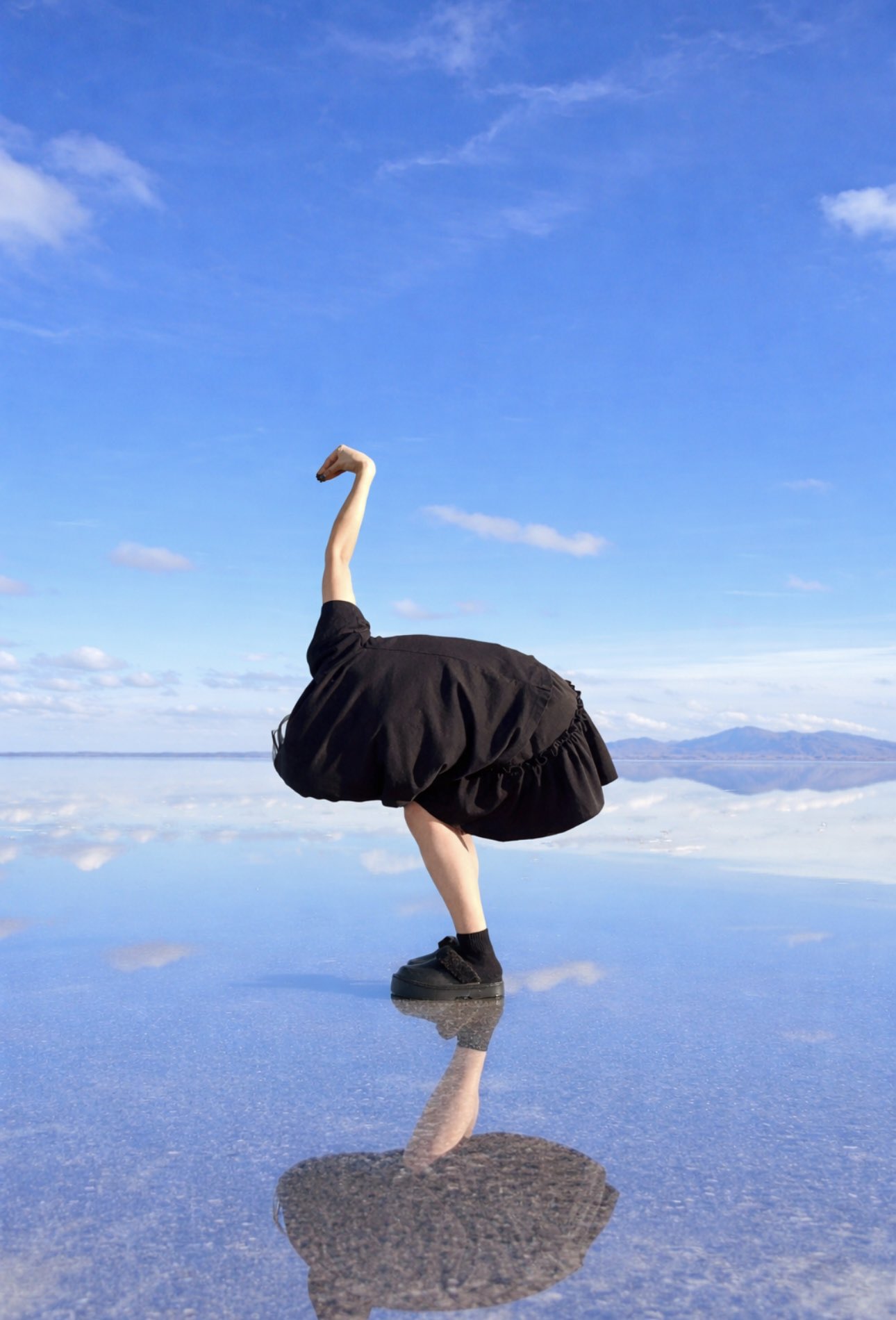 黑裙女郎空中飞人