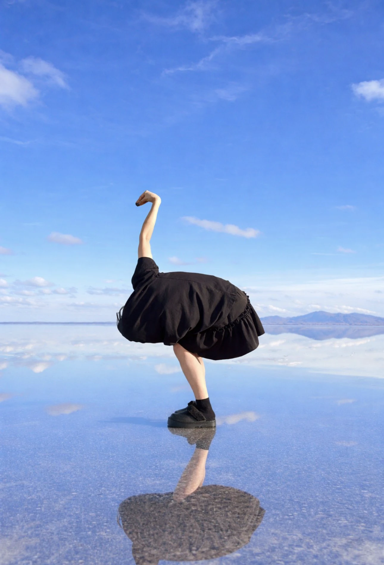 黑裙女郎空中飞人