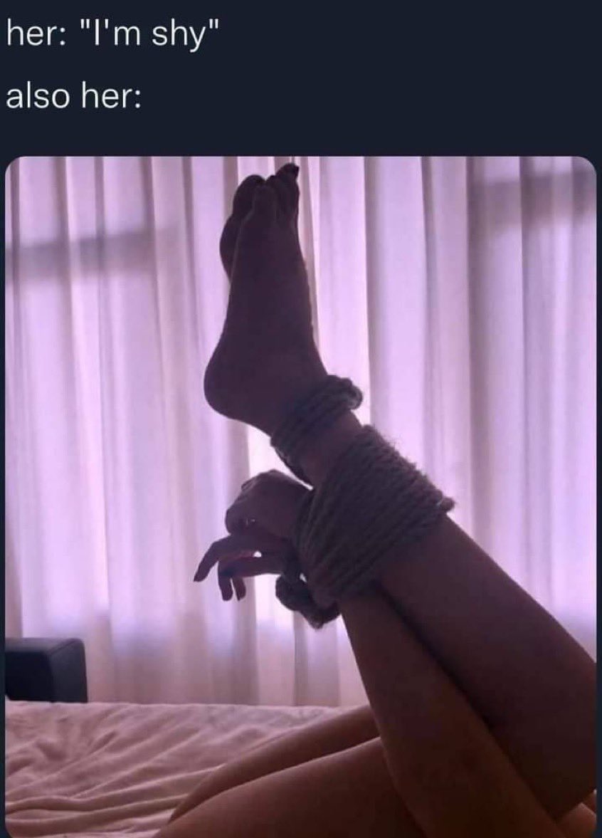 说自己害羞的同时在拍大尺度照片