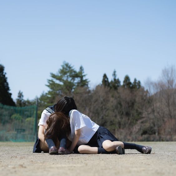 姐妹俩在沙地里玩摔跤