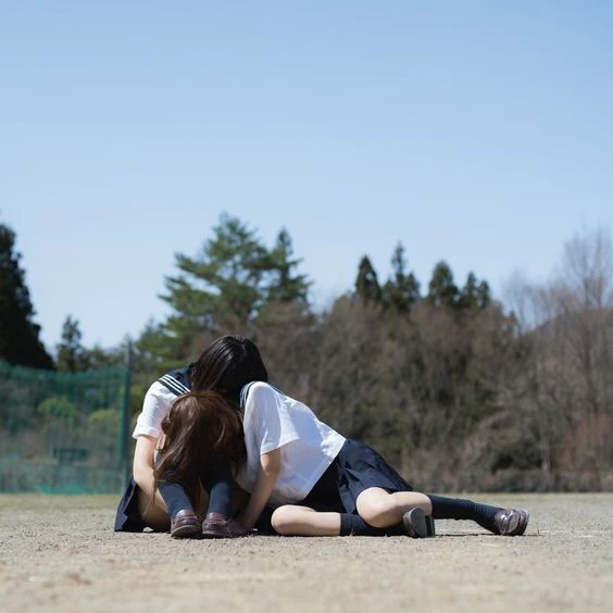 姐妹俩在沙地里玩摔跤