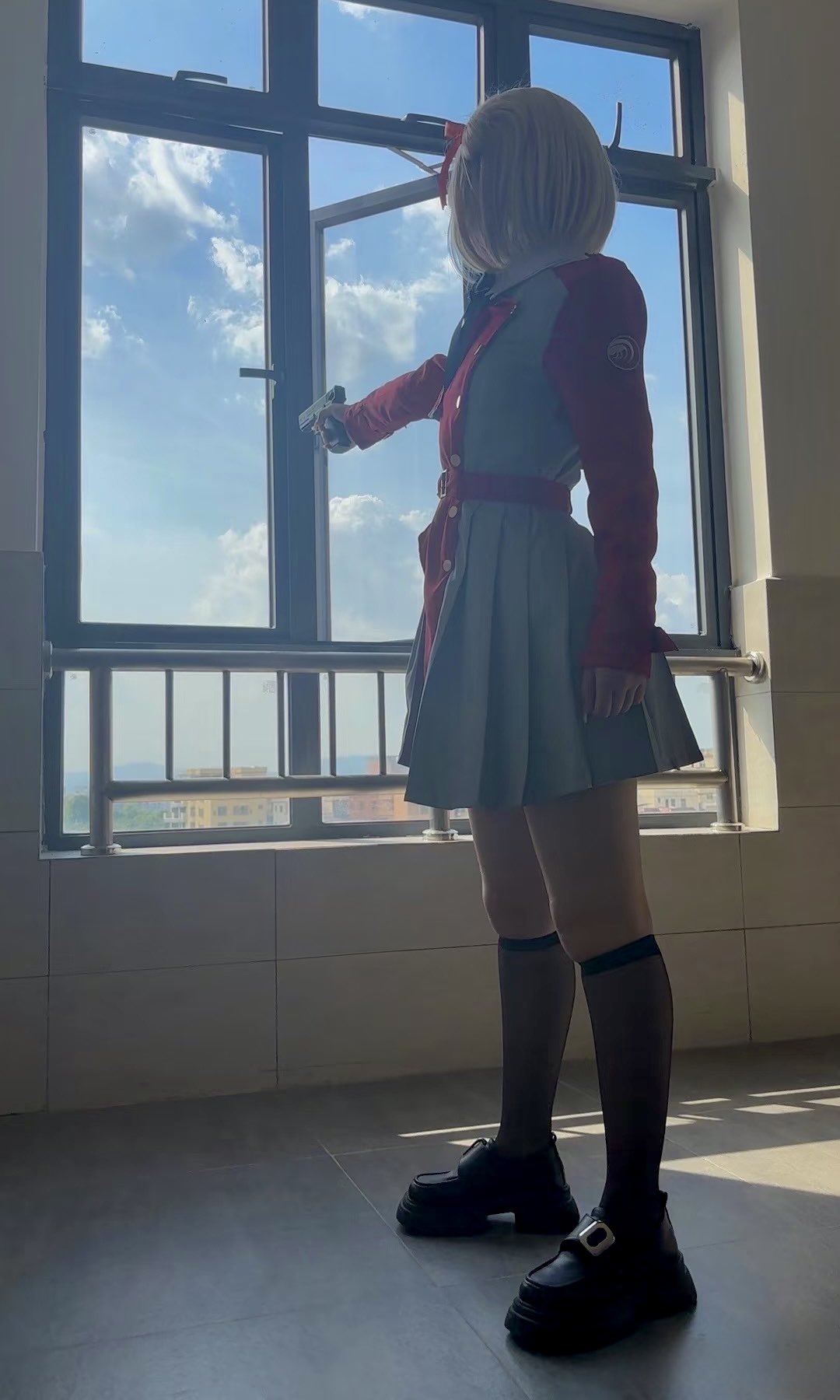 窗边少女，手持神秘小瓶，表情引人遐想