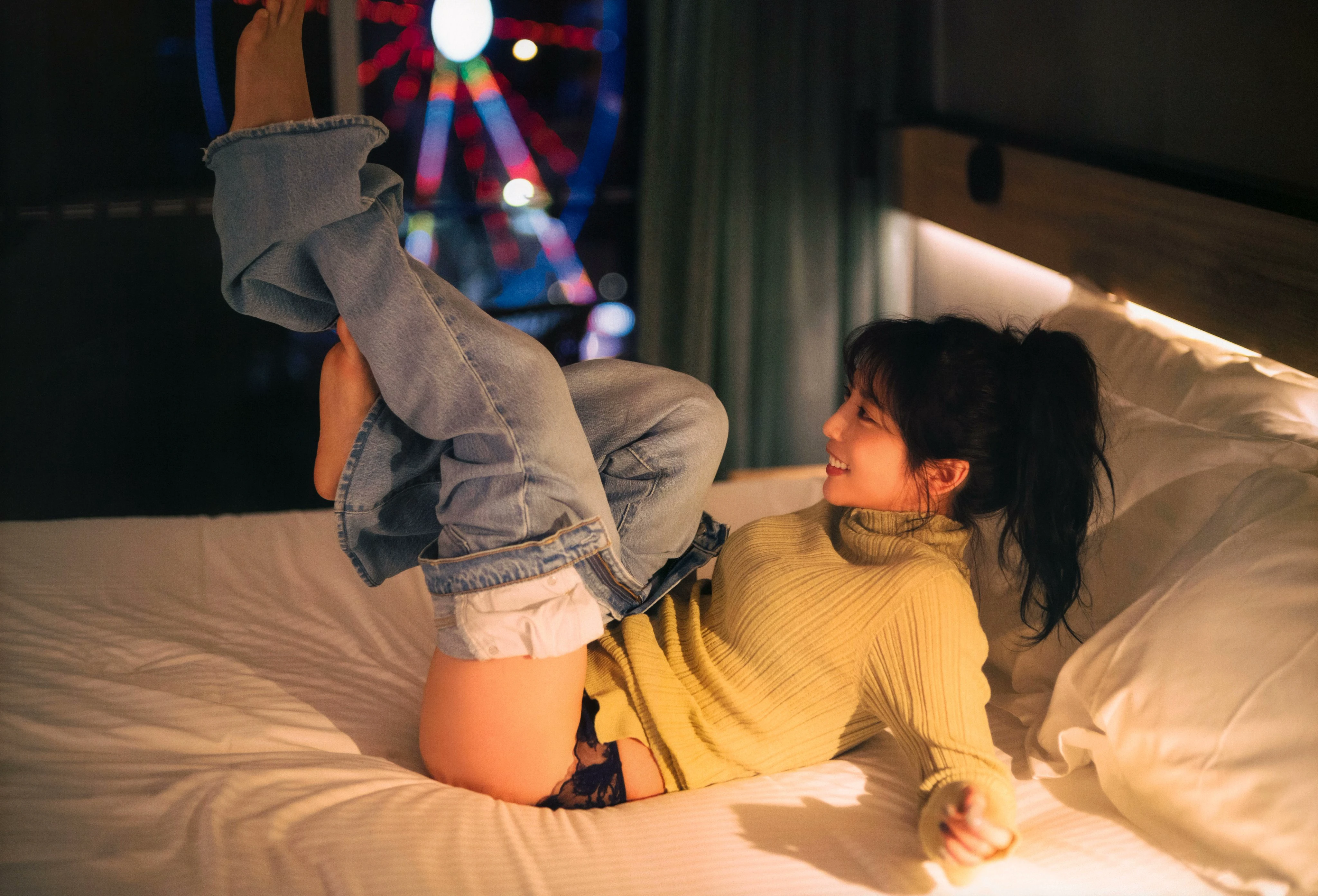 躺床上腿倒立，欣赏摩天轮