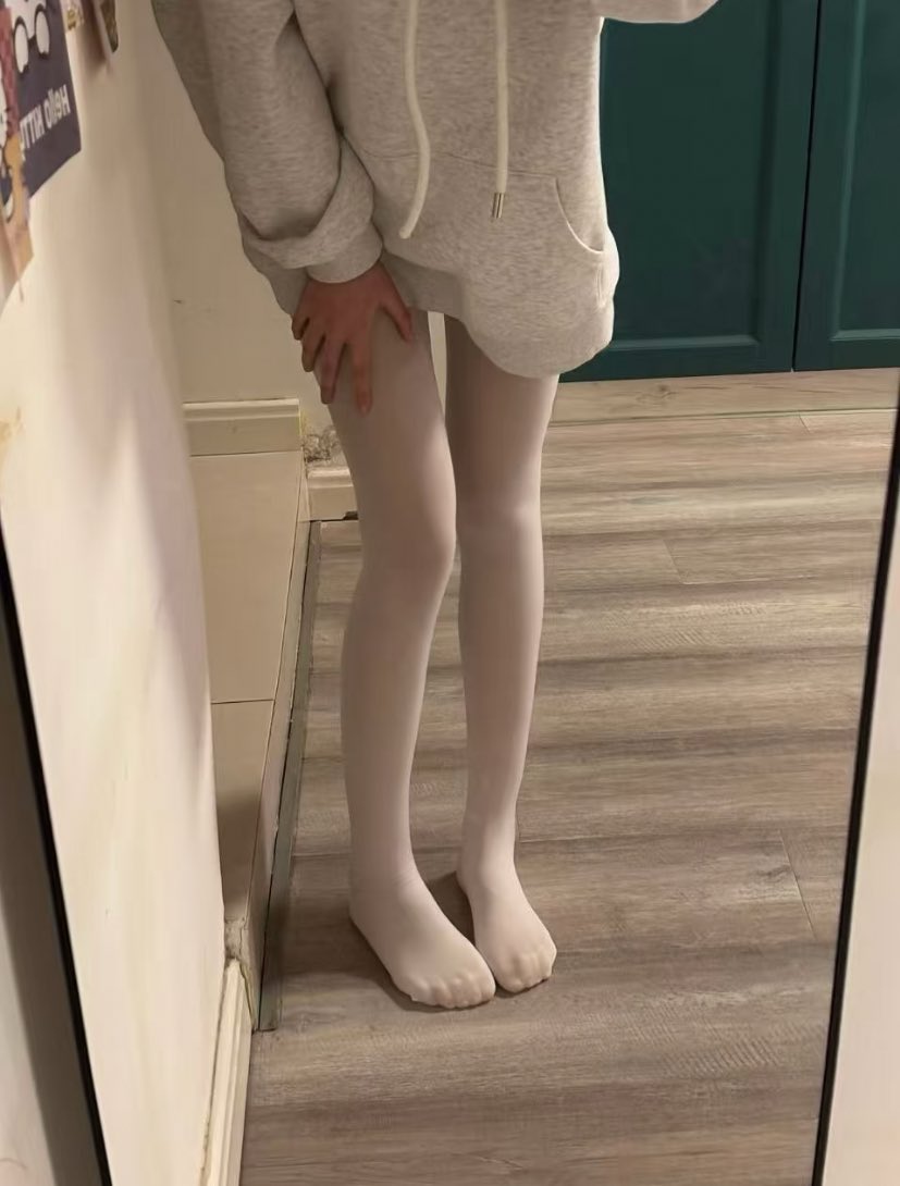 白色连体袜搭配灰色连帽衫