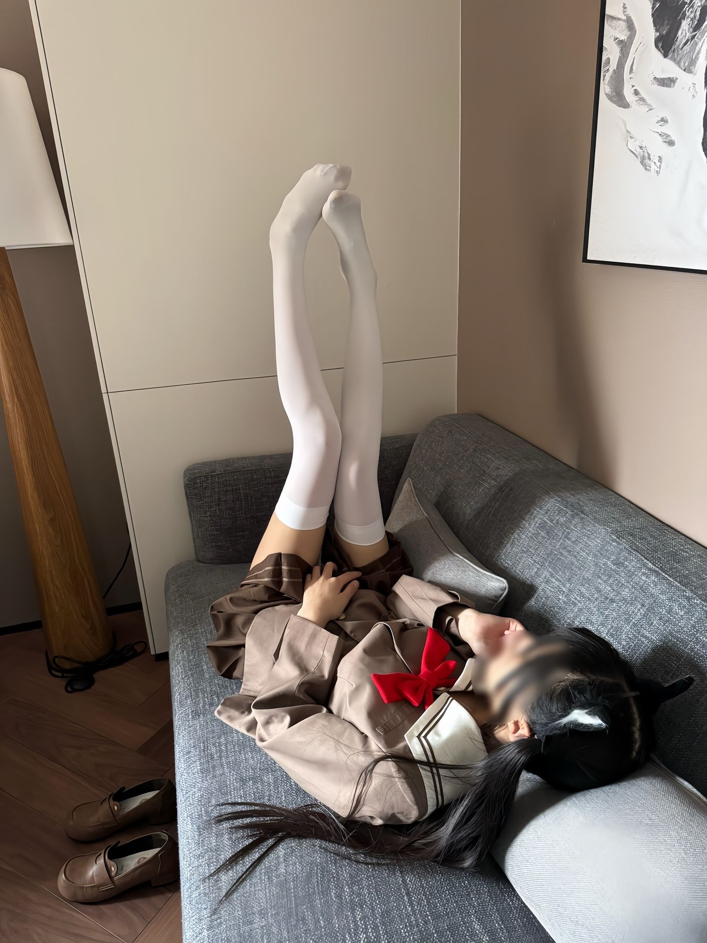 女孩捧着平板电脑坐在沙发上