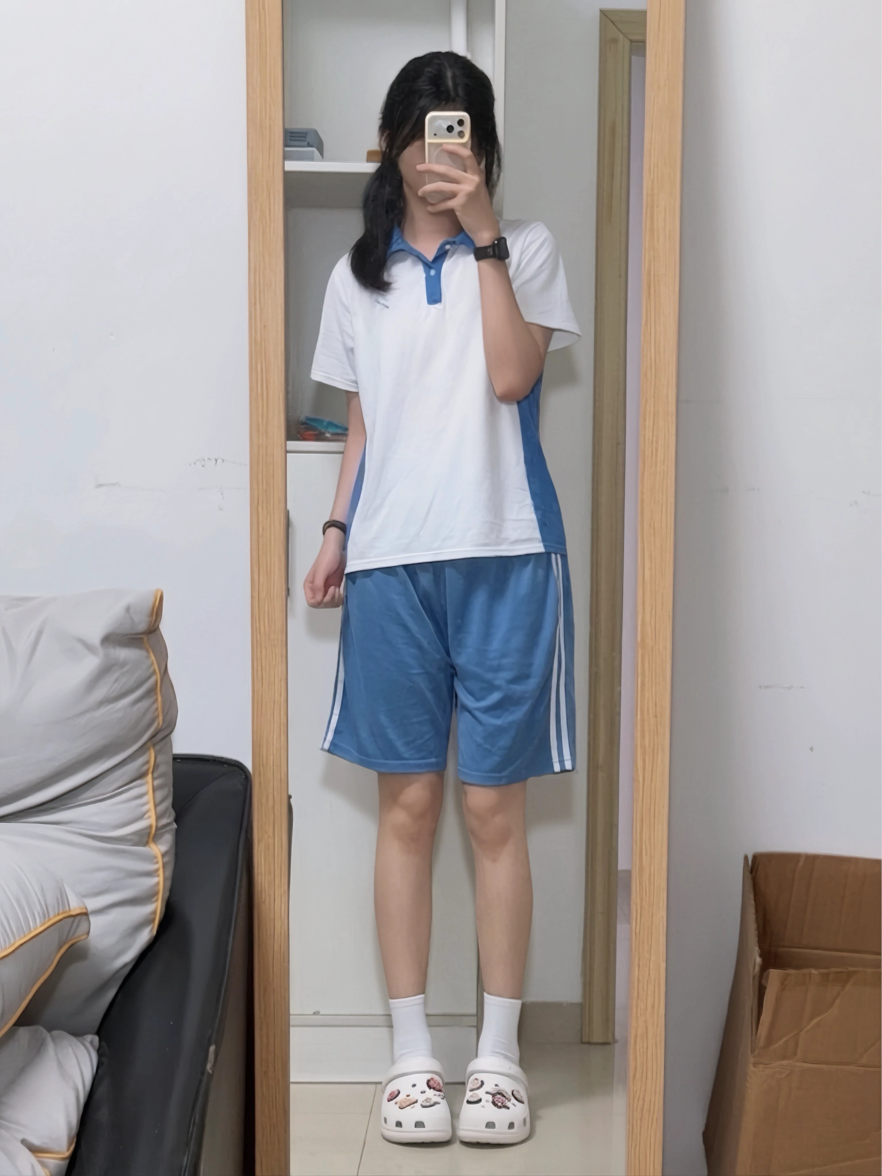 穿着高中生校服自拍的女孩