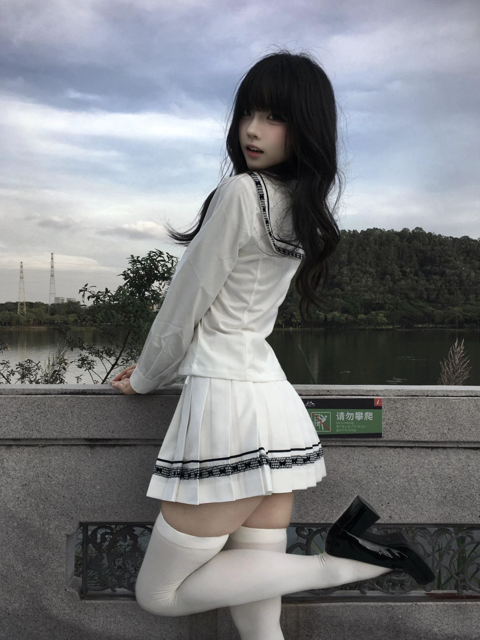 白裙黑发美少女，风景如画却在想逃跑