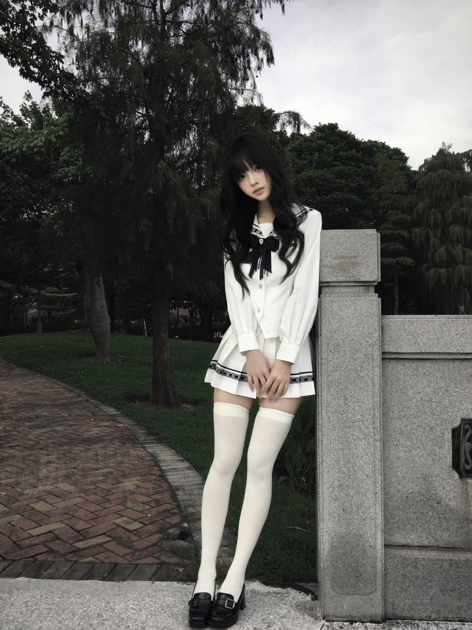 白裙黑发美少女，风景如画却在想逃跑