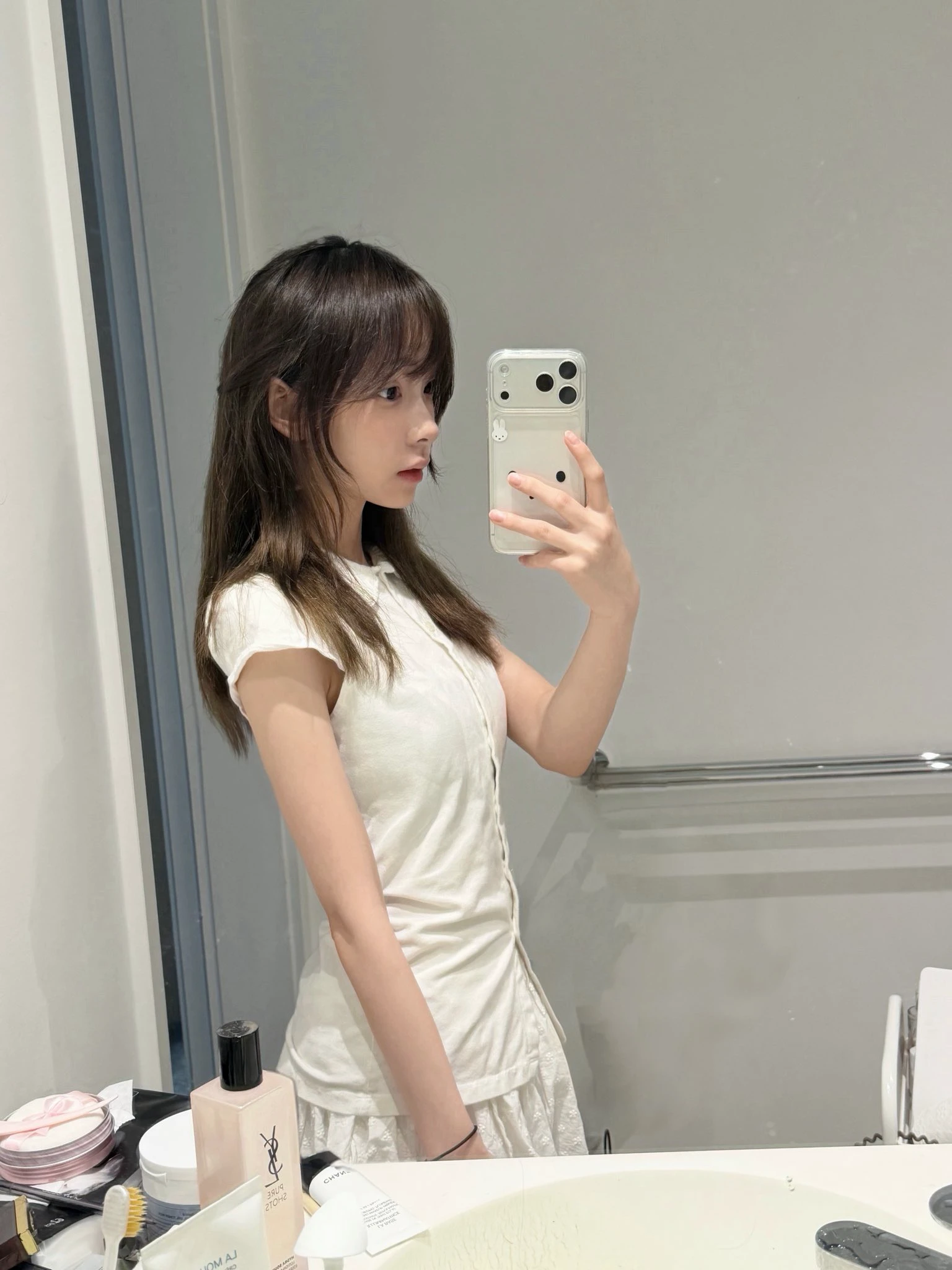 自拍还能嘴里叼着东西，真是绝了