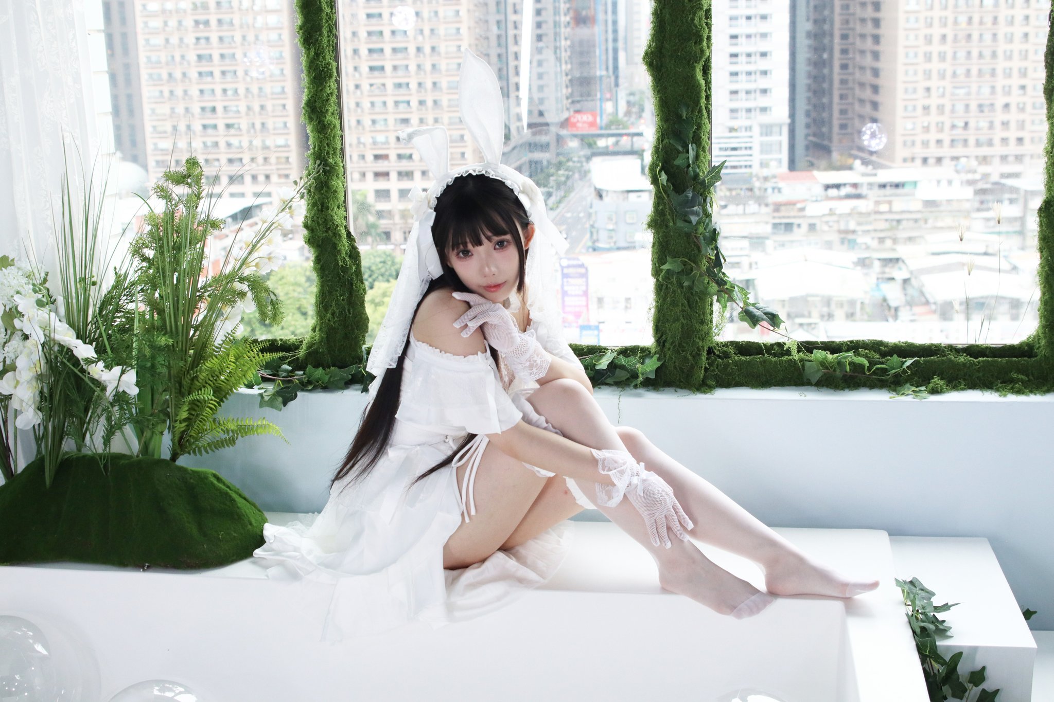 新娘子在浴缸里享受城市景观