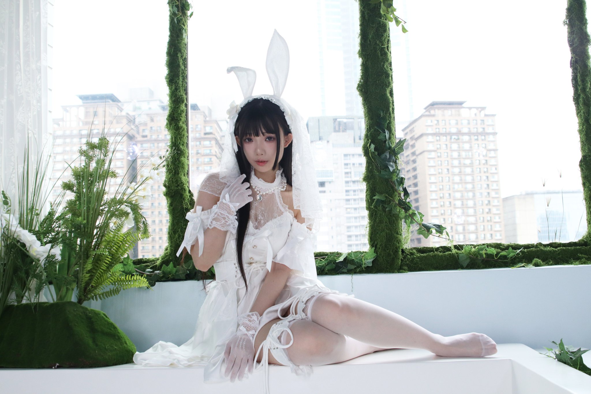 新娘子在浴缸里享受城市景观