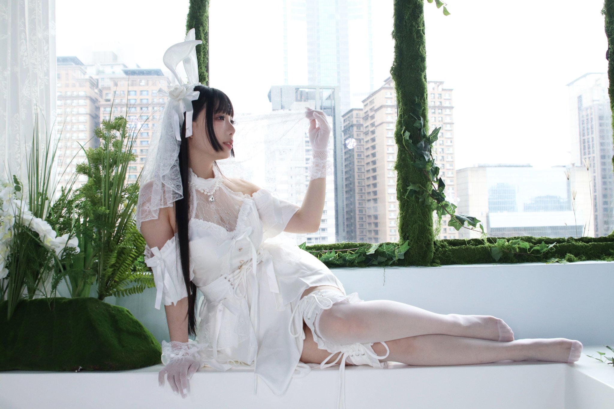 新娘子在浴缸里享受城市景观