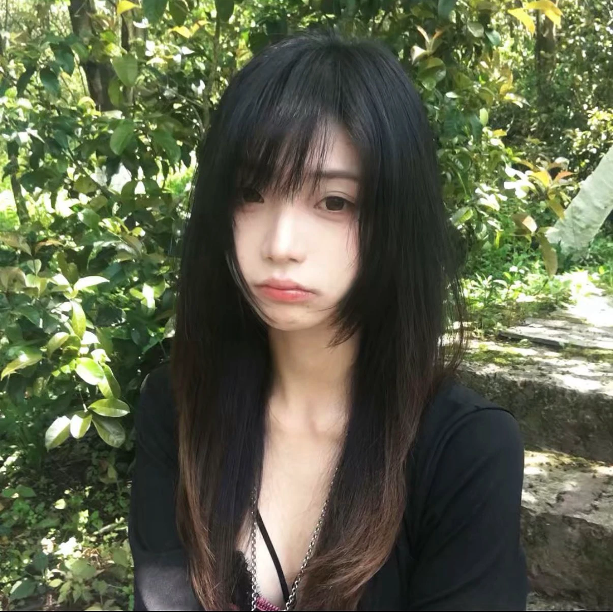 黑发女孩的忧郁表情