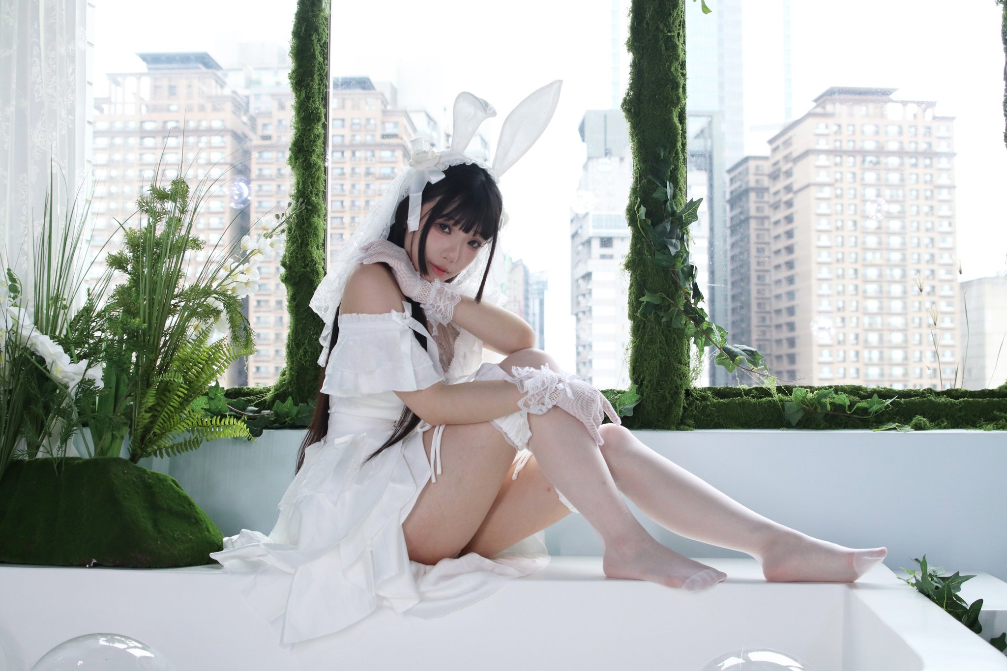 新娘子在浴缸里享受城市景观