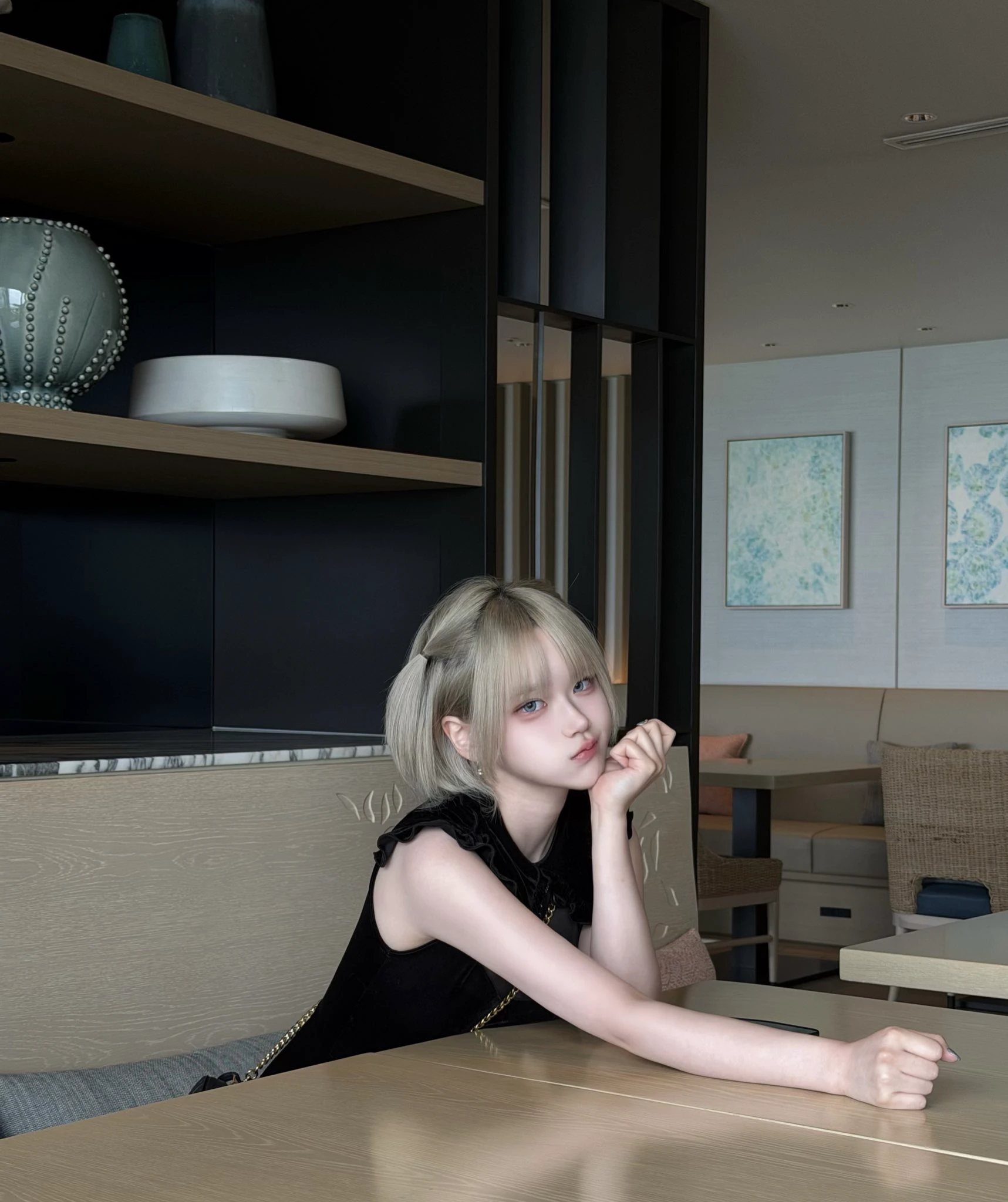 黑衣少女沉思人生