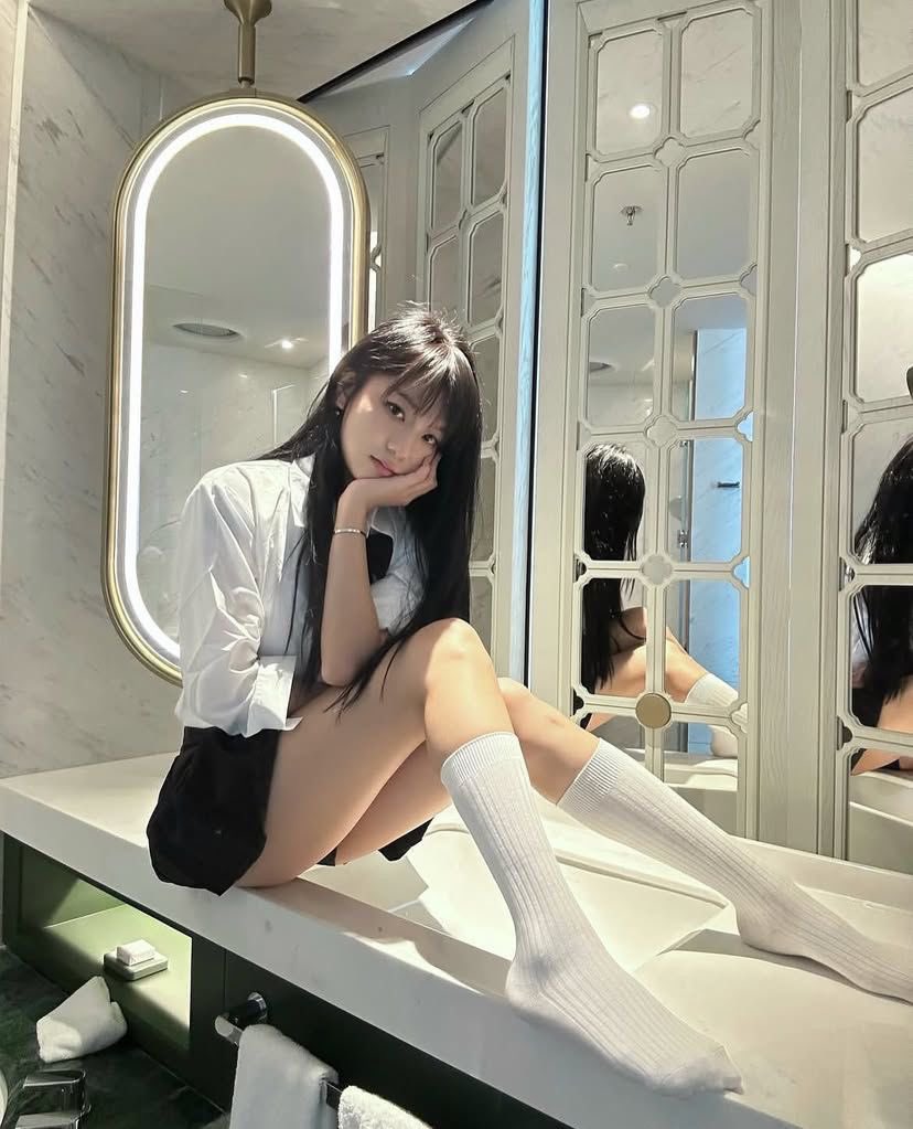 美女照镜子发现自己还是普通人