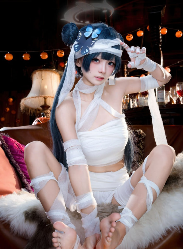 白色缠身，黑发飘逸，神秘女子显现