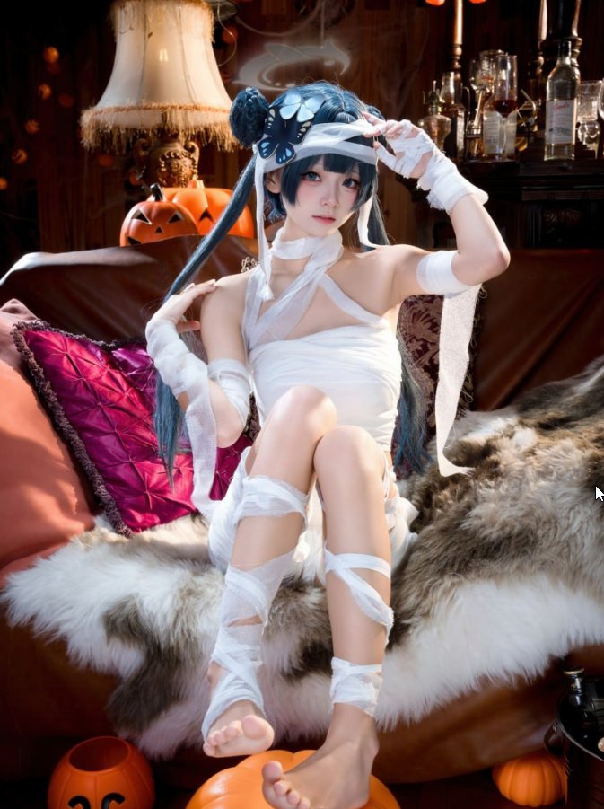 白色缠身，黑发飘逸，神秘女子显现