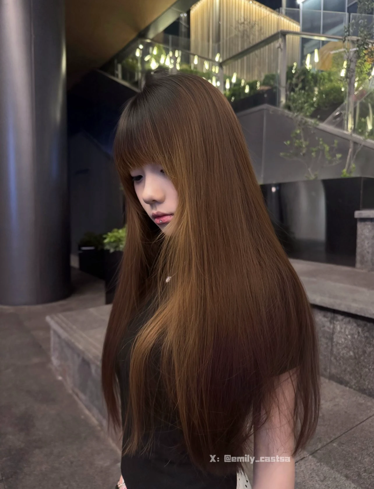 长发遮脸妆容全靠猜