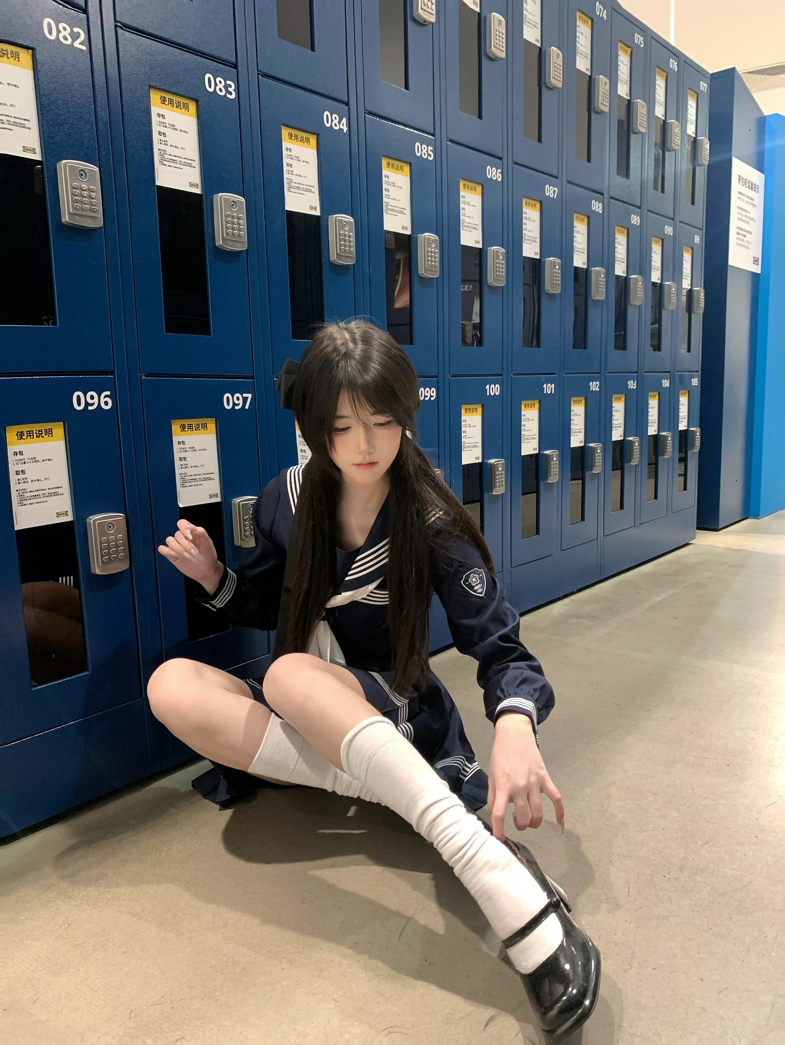 校服少女与蓝色储物柜合影