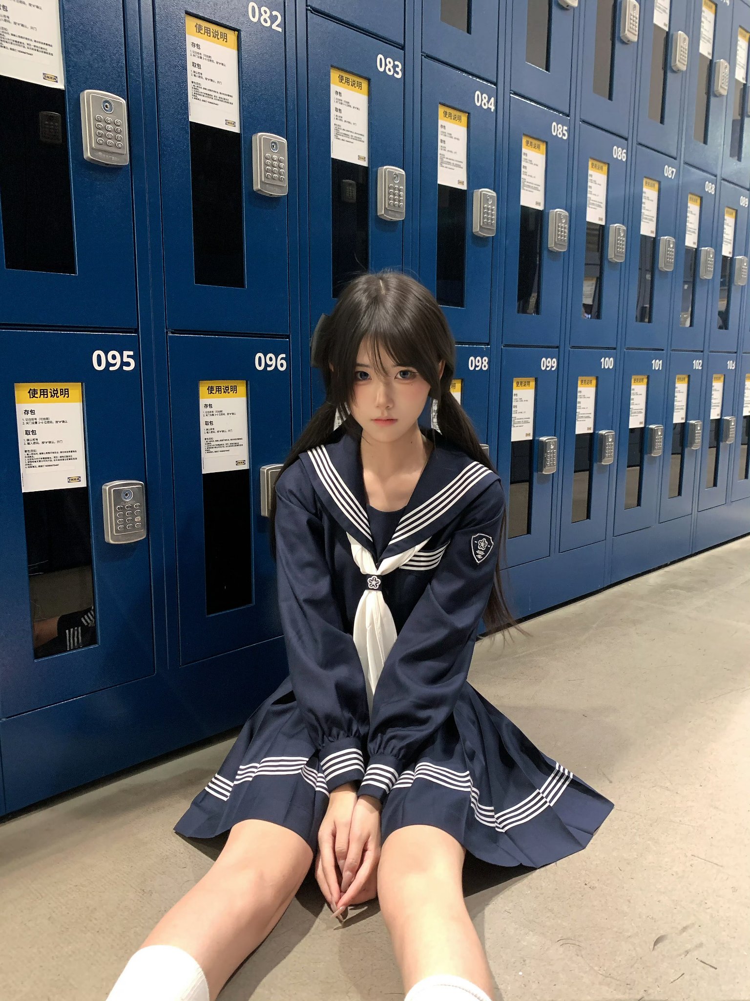 校服少女与蓝色储物柜合影