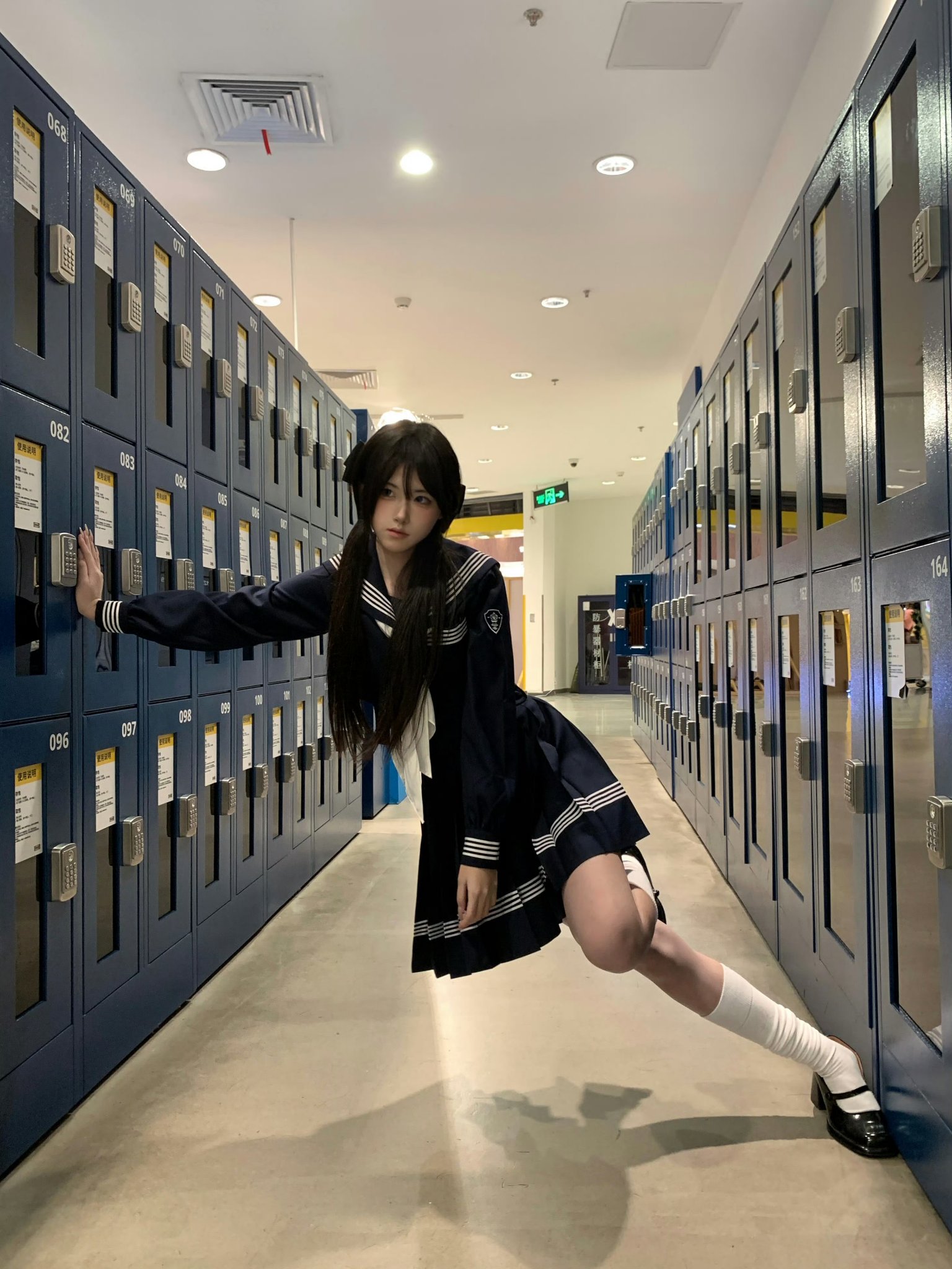校服少女与蓝色储物柜合影