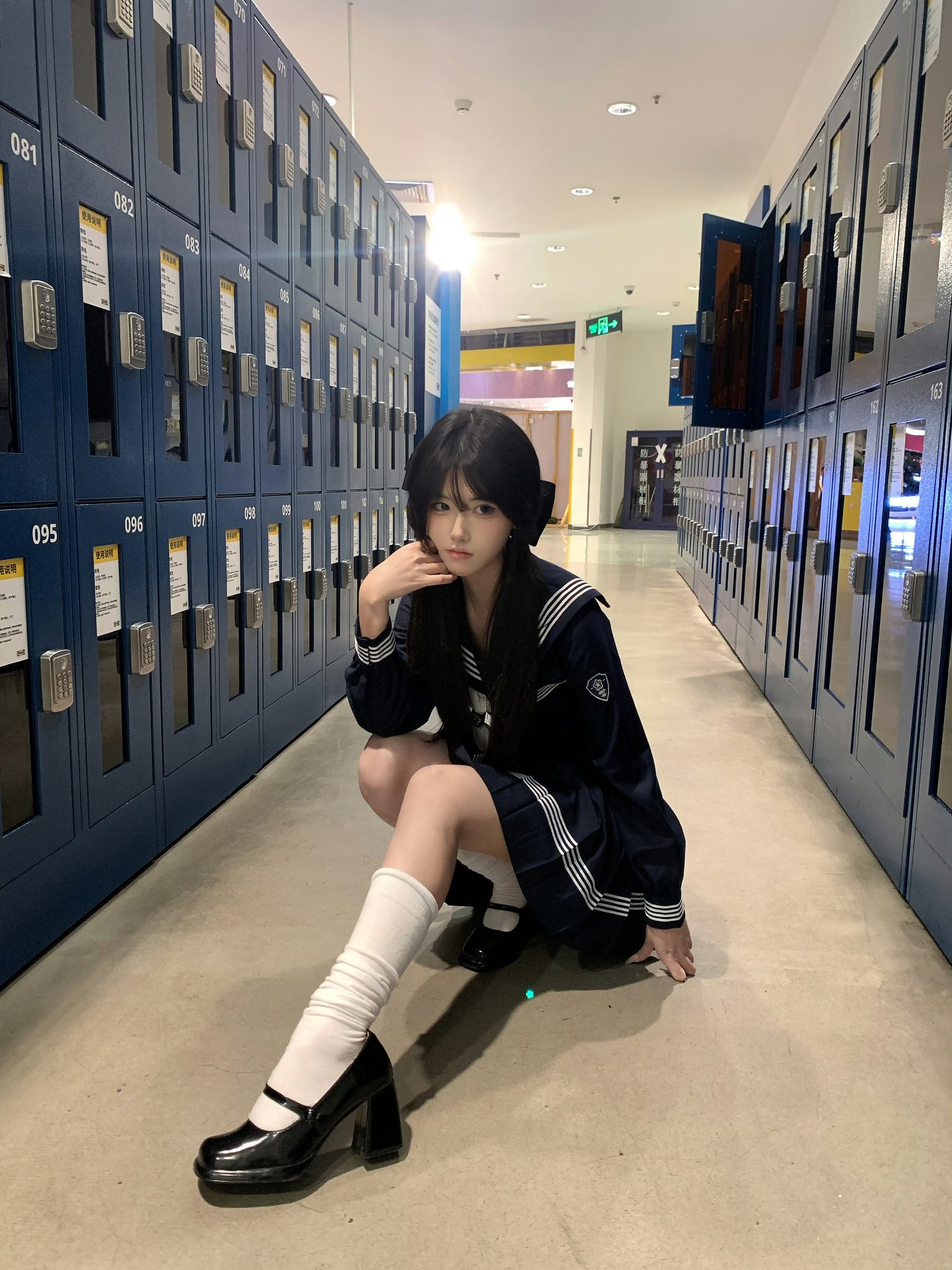 校服少女与蓝色储物柜合影