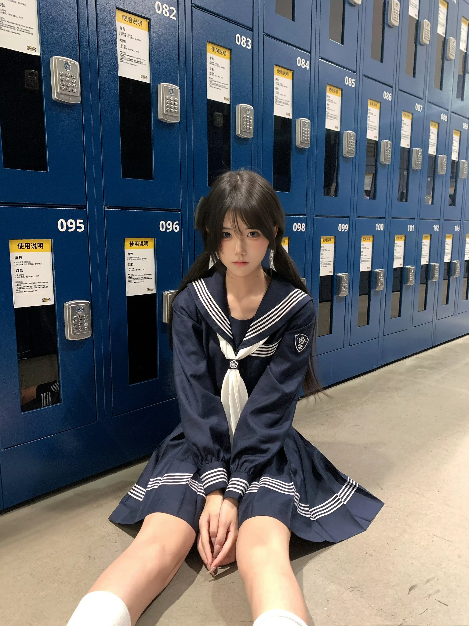 校服少女与蓝色储物柜合影